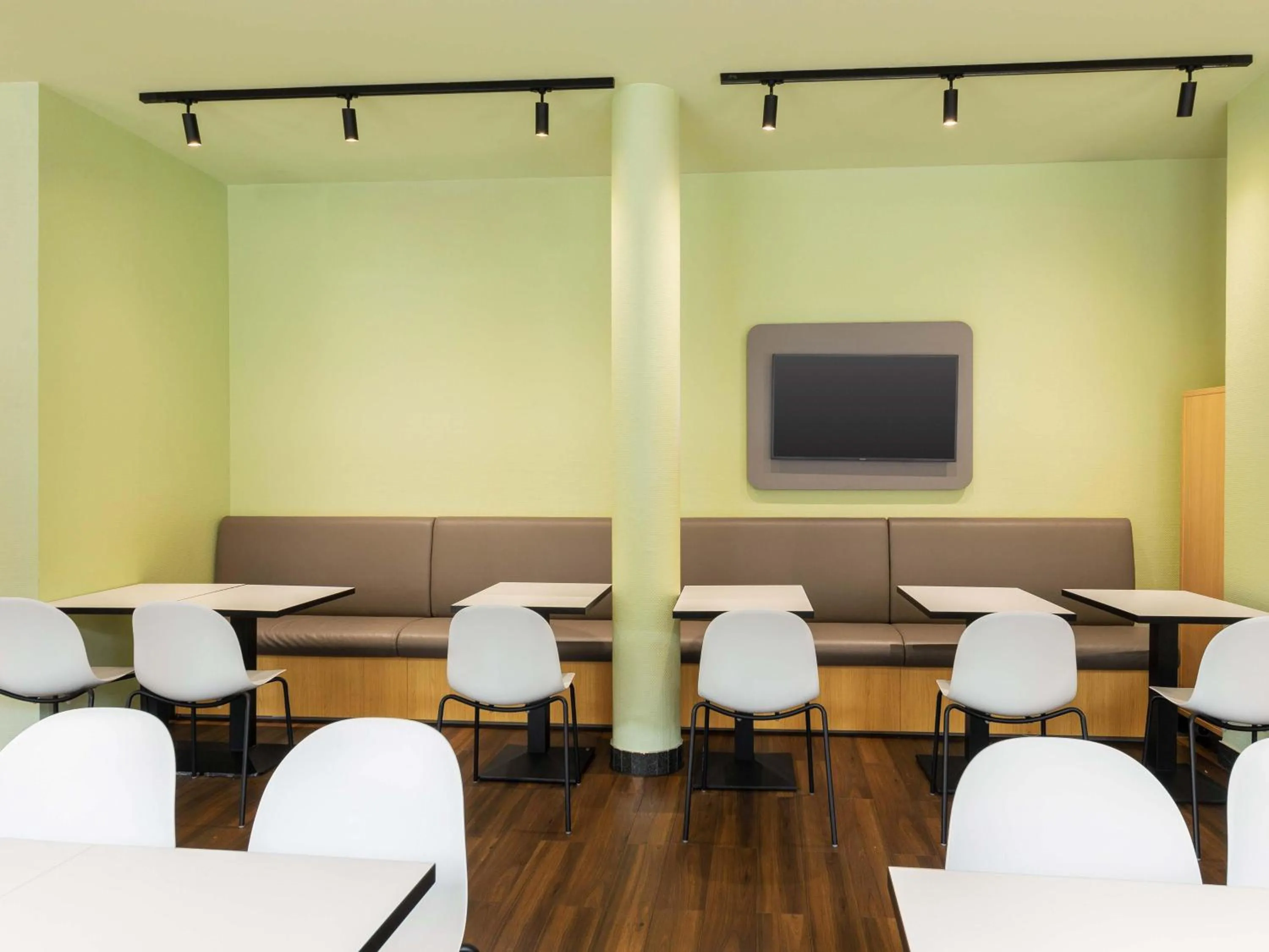 Photo of the whole room in B&B Hotel Düsseldorf City-Süd