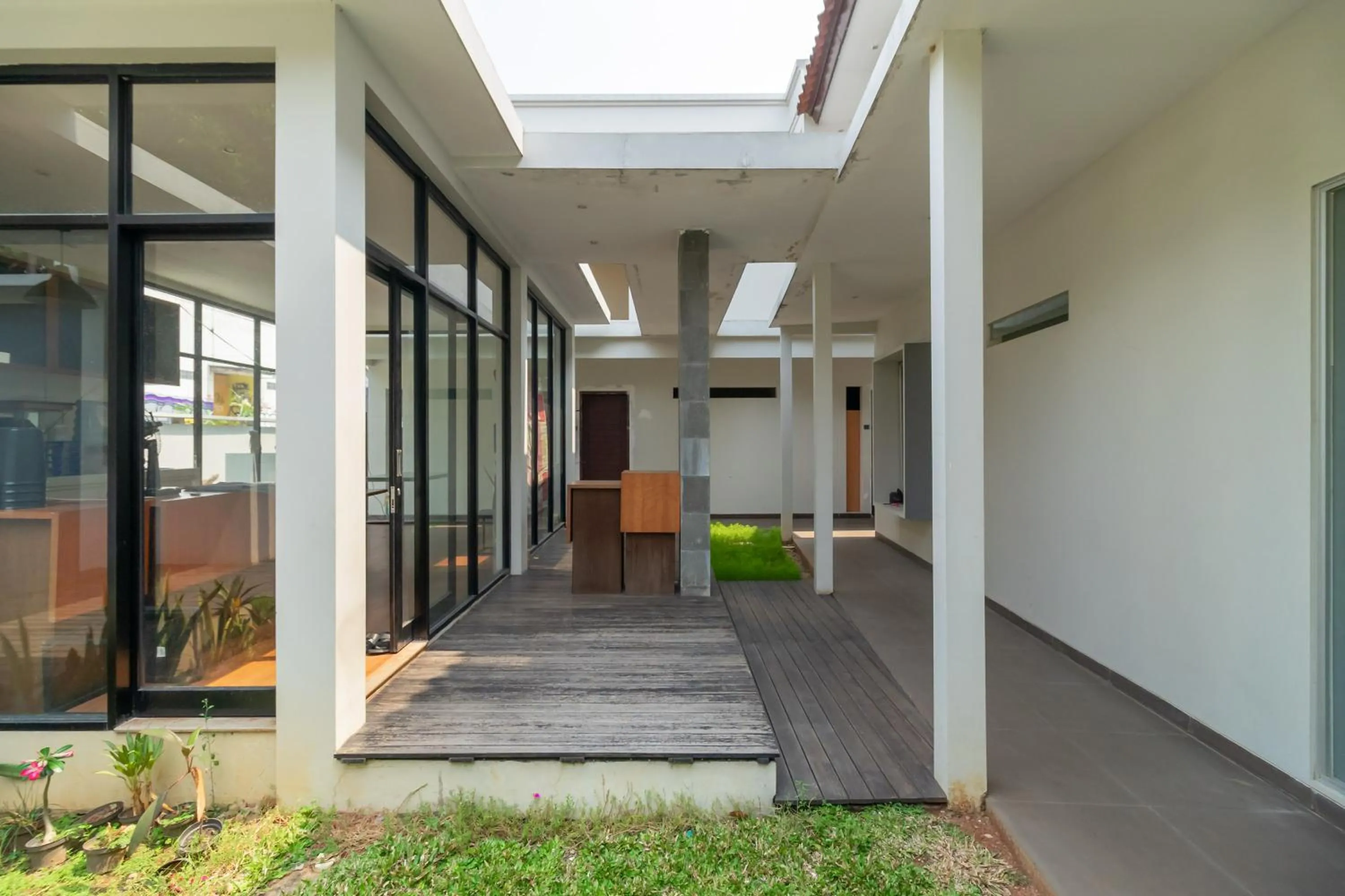 Property building in RedDoorz near Transmart Kalimalang