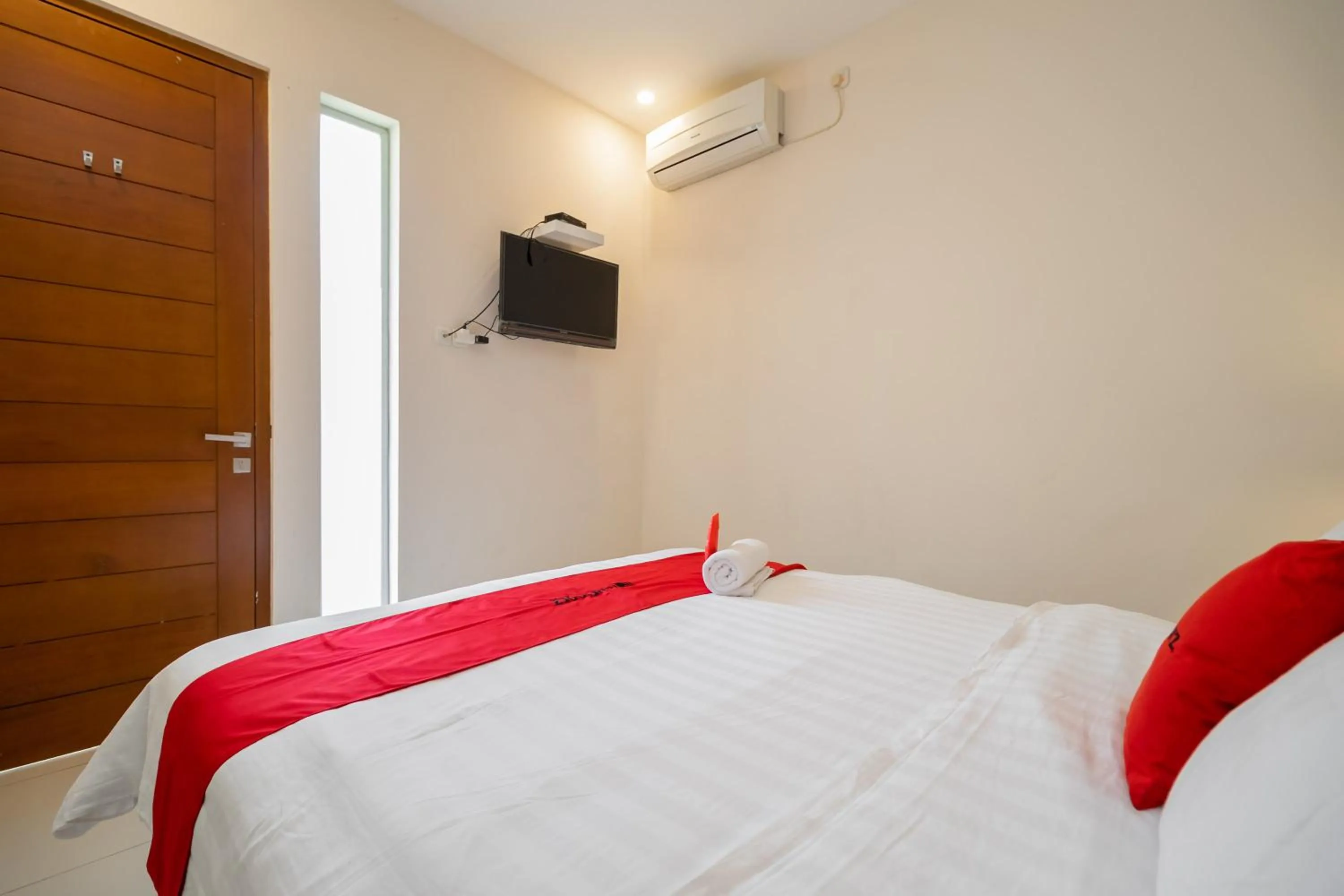 Bed in RedDoorz near Transmart Kalimalang