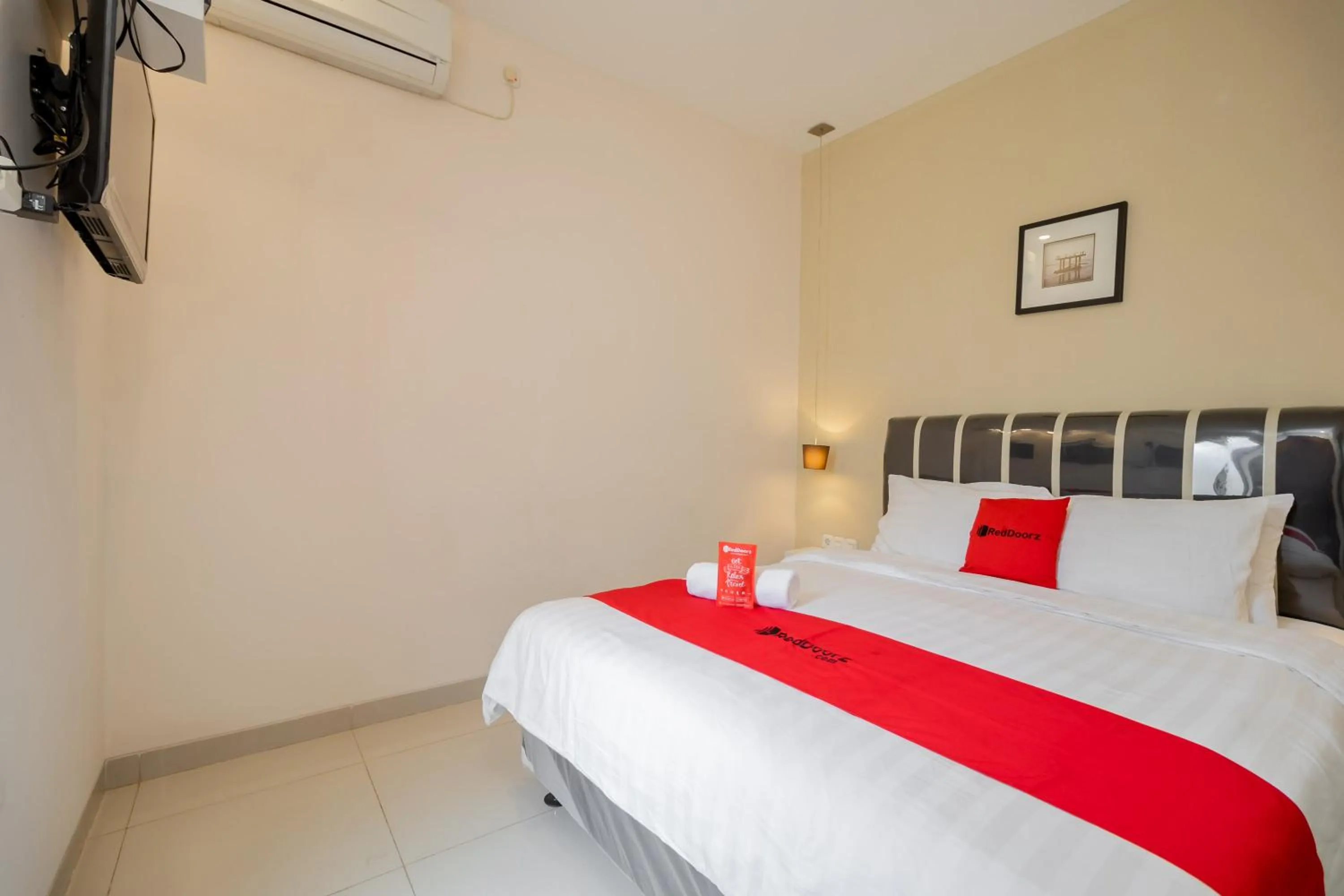 Bed in RedDoorz near Transmart Kalimalang