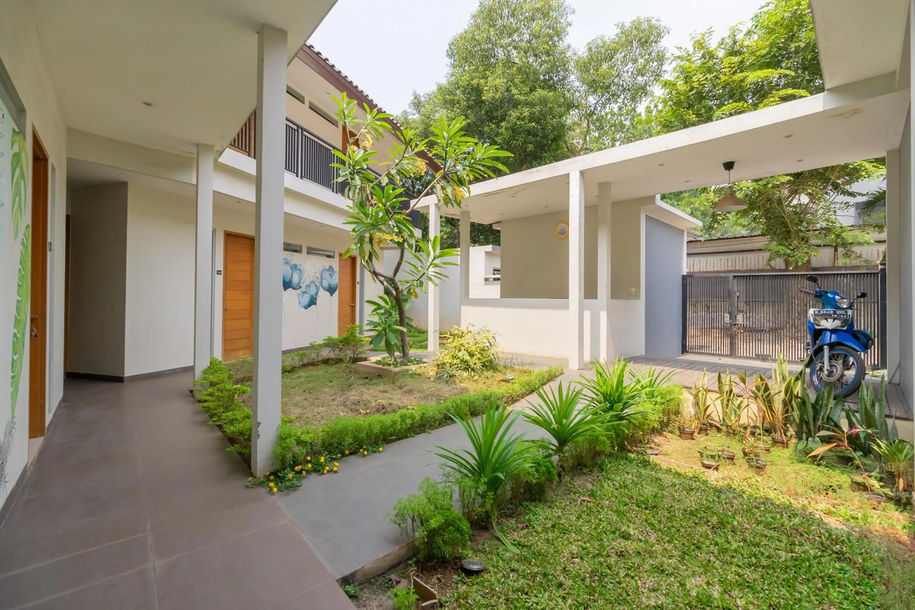 Property building in RedDoorz near Transmart Kalimalang