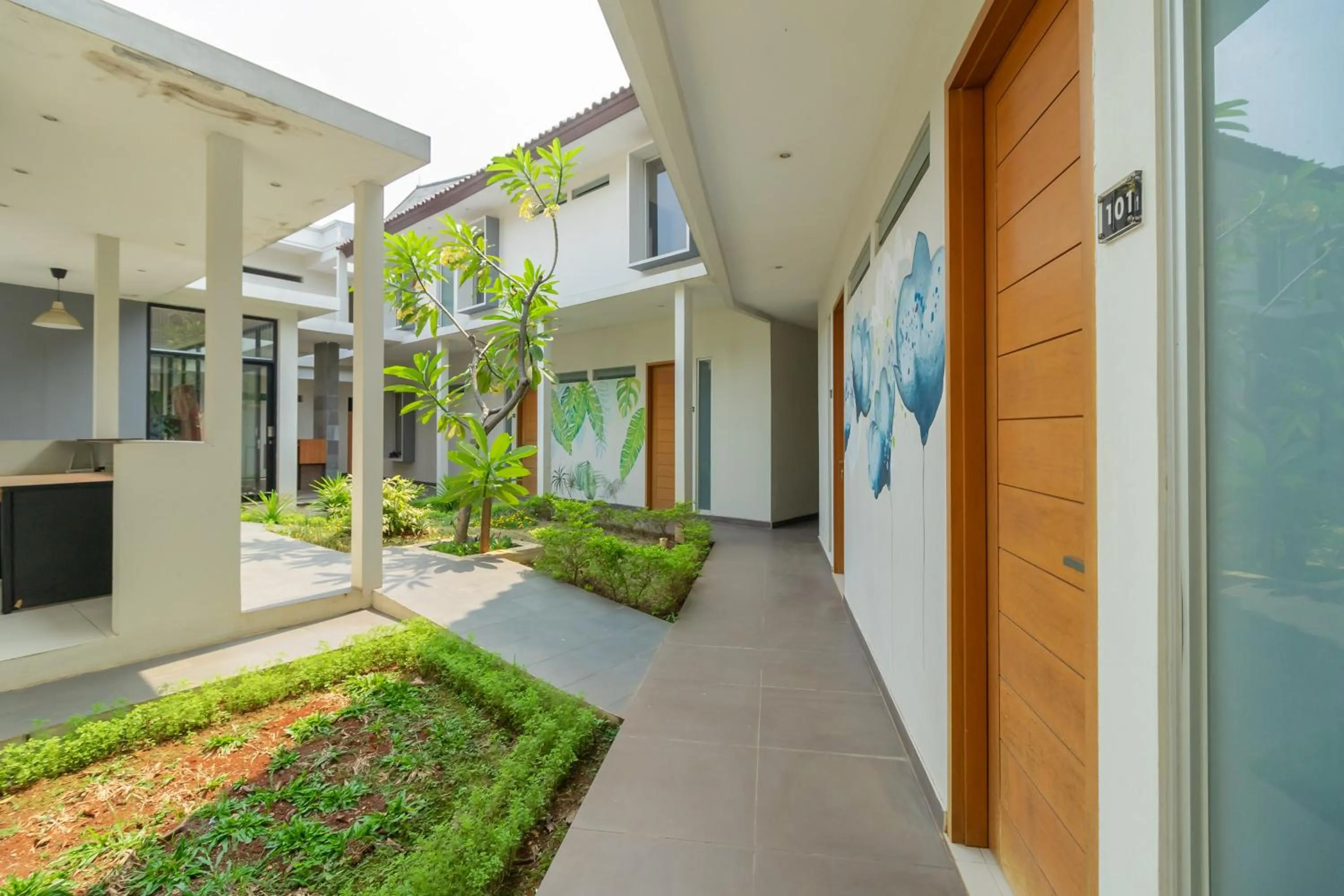 Property building in RedDoorz near Transmart Kalimalang