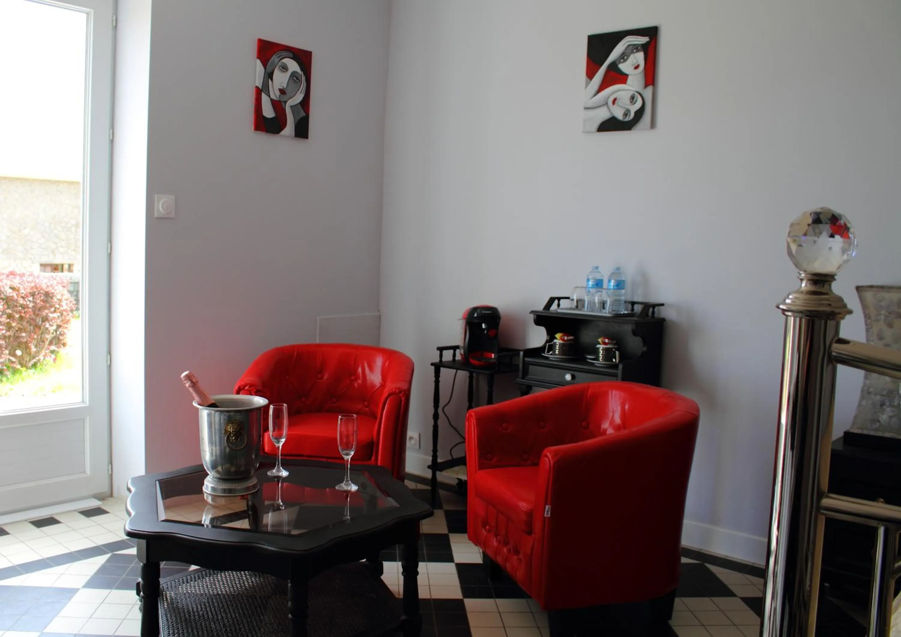 Seating area in Le Potier Jovial