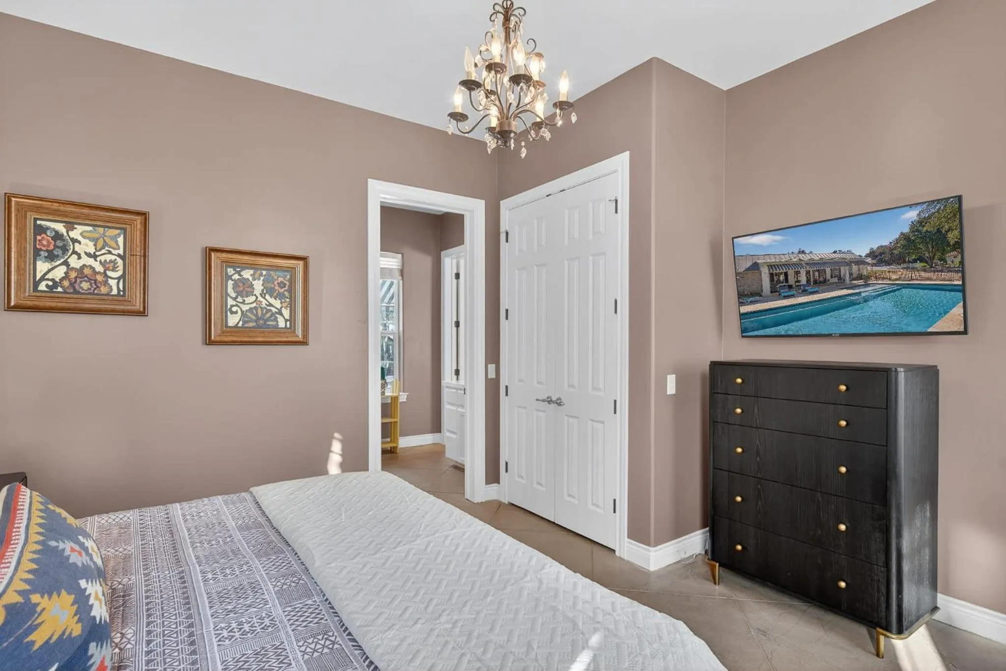 Bed in Luxury Golf Course Private Retreat with Heated Swimming Pool