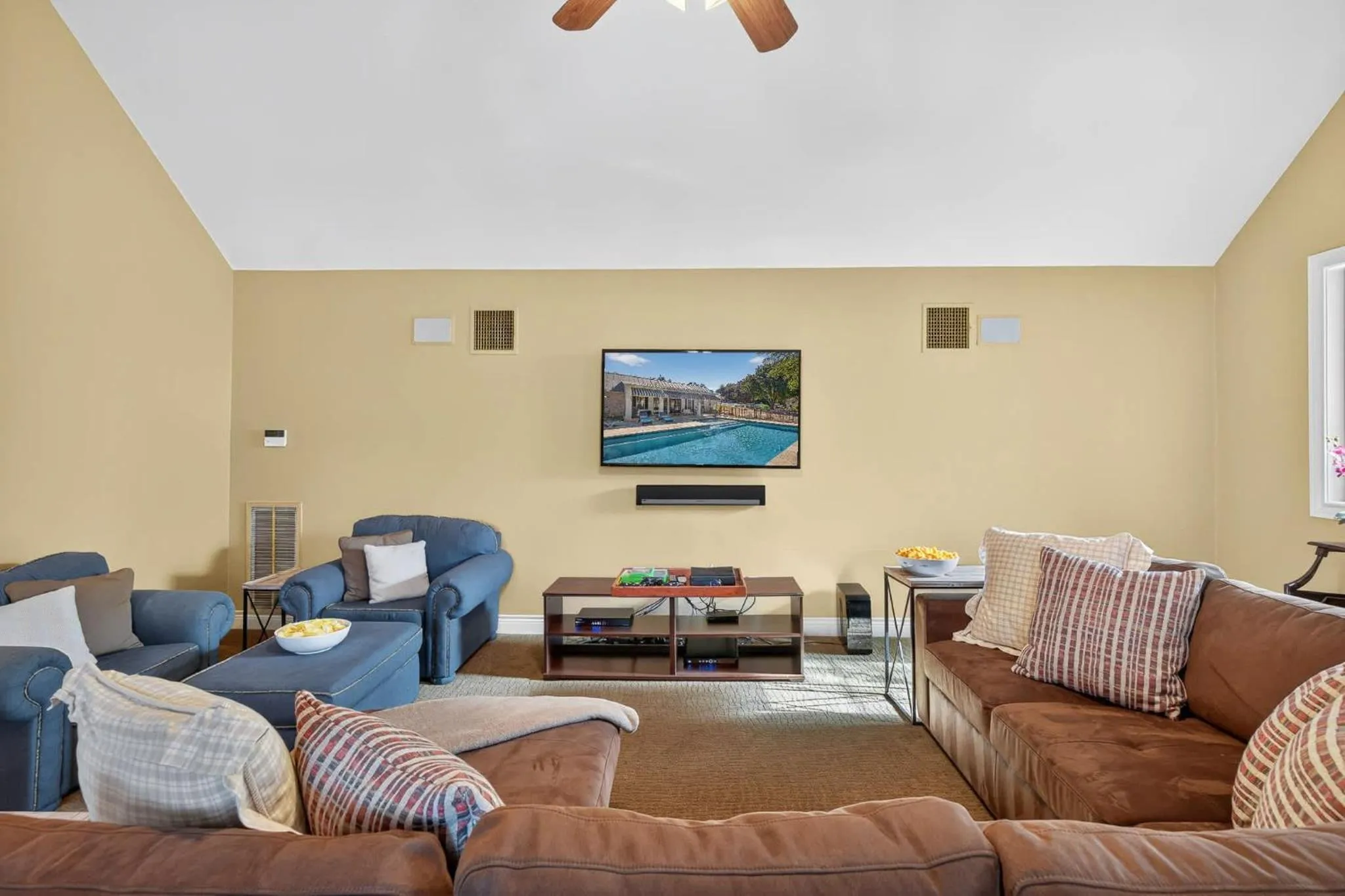 Luxury Golf Course Private Retreat with Heated Swimming Pool