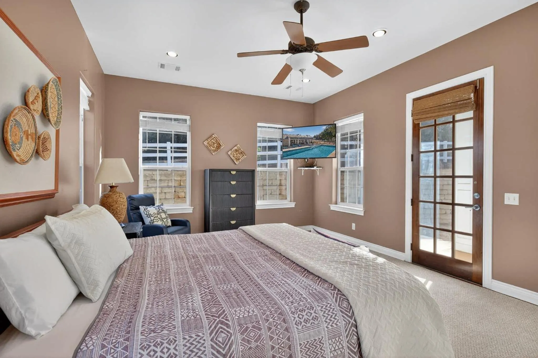 Bed in Luxury Golf Course Private Retreat with Heated Swimming Pool