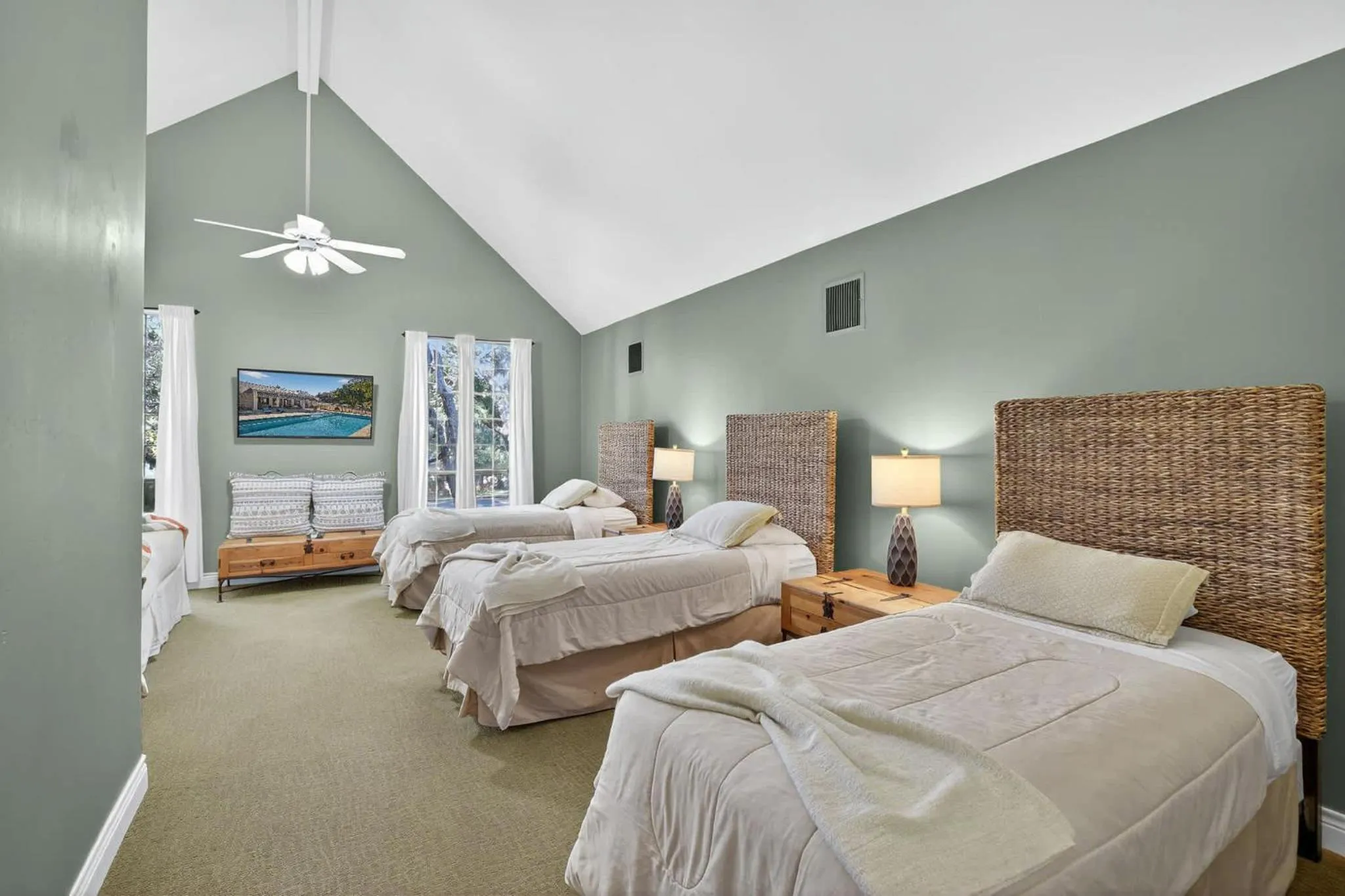 Bed in Luxury Golf Course Private Retreat with Heated Swimming Pool