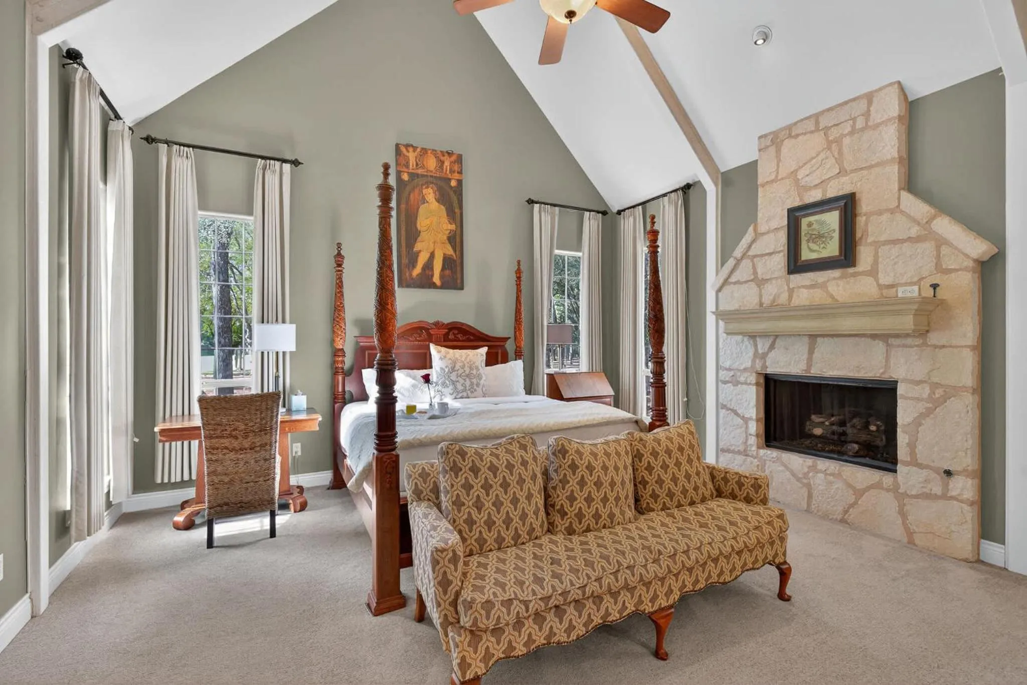 Bed in Luxury Golf Course Private Retreat with Heated Swimming Pool