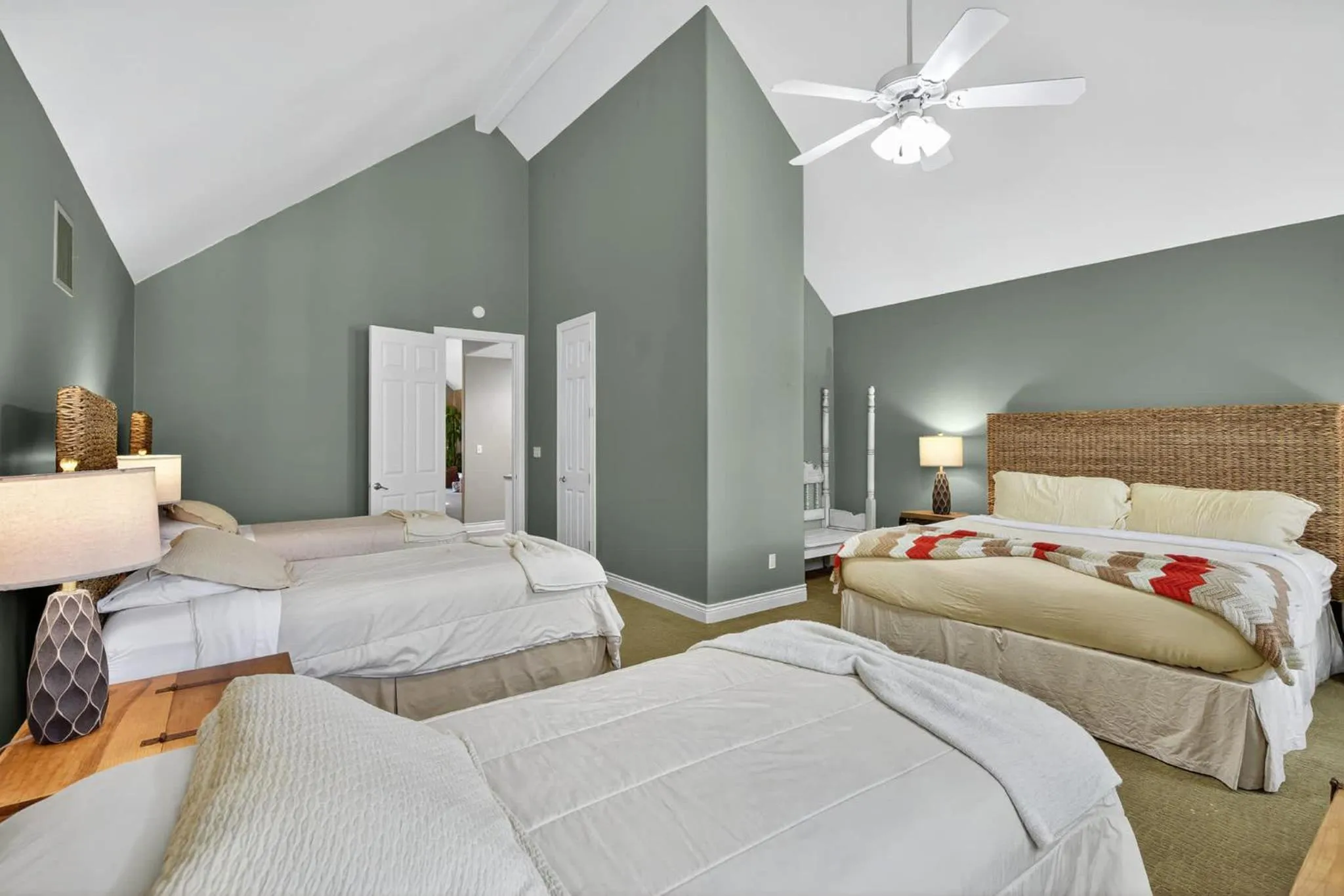 Bed in Luxury Golf Course Private Retreat with Heated Swimming Pool