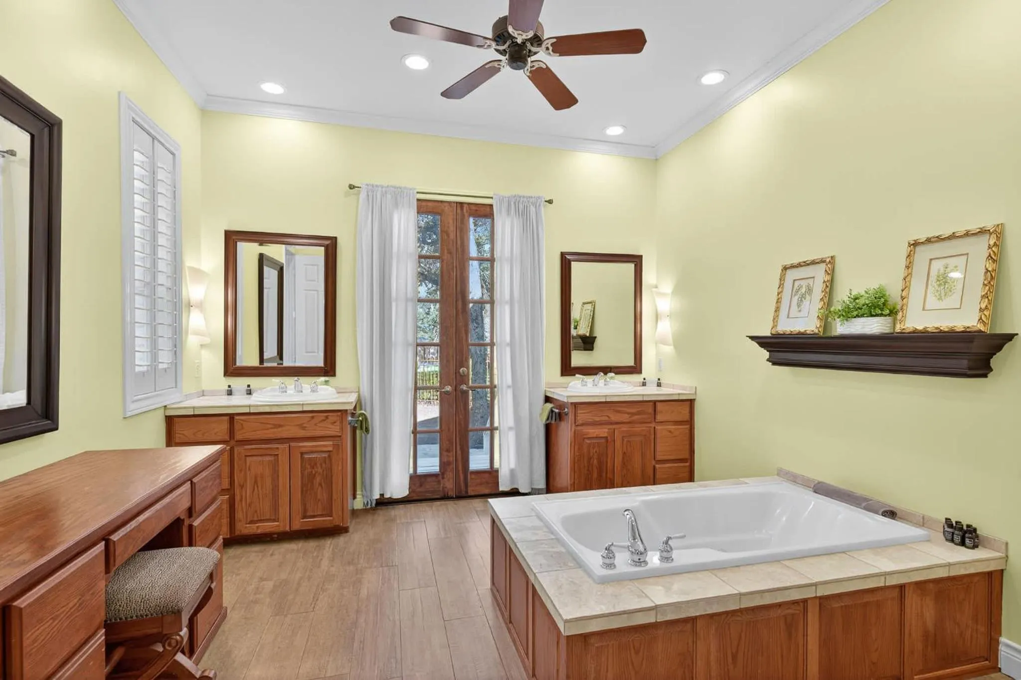 Luxury Golf Course Private Retreat with Heated Swimming Pool