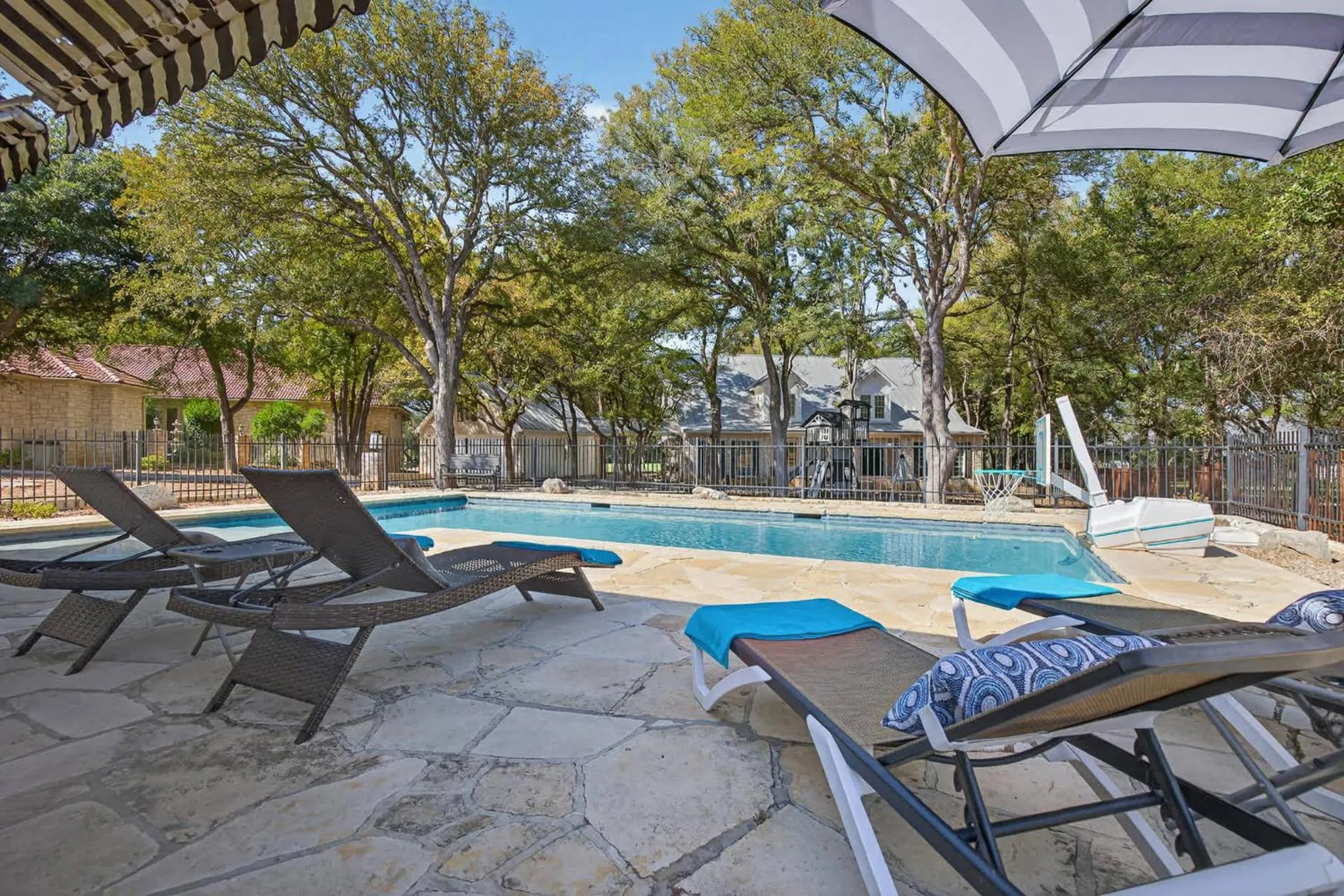 Luxury Golf Course Private Retreat with Heated Swimming Pool