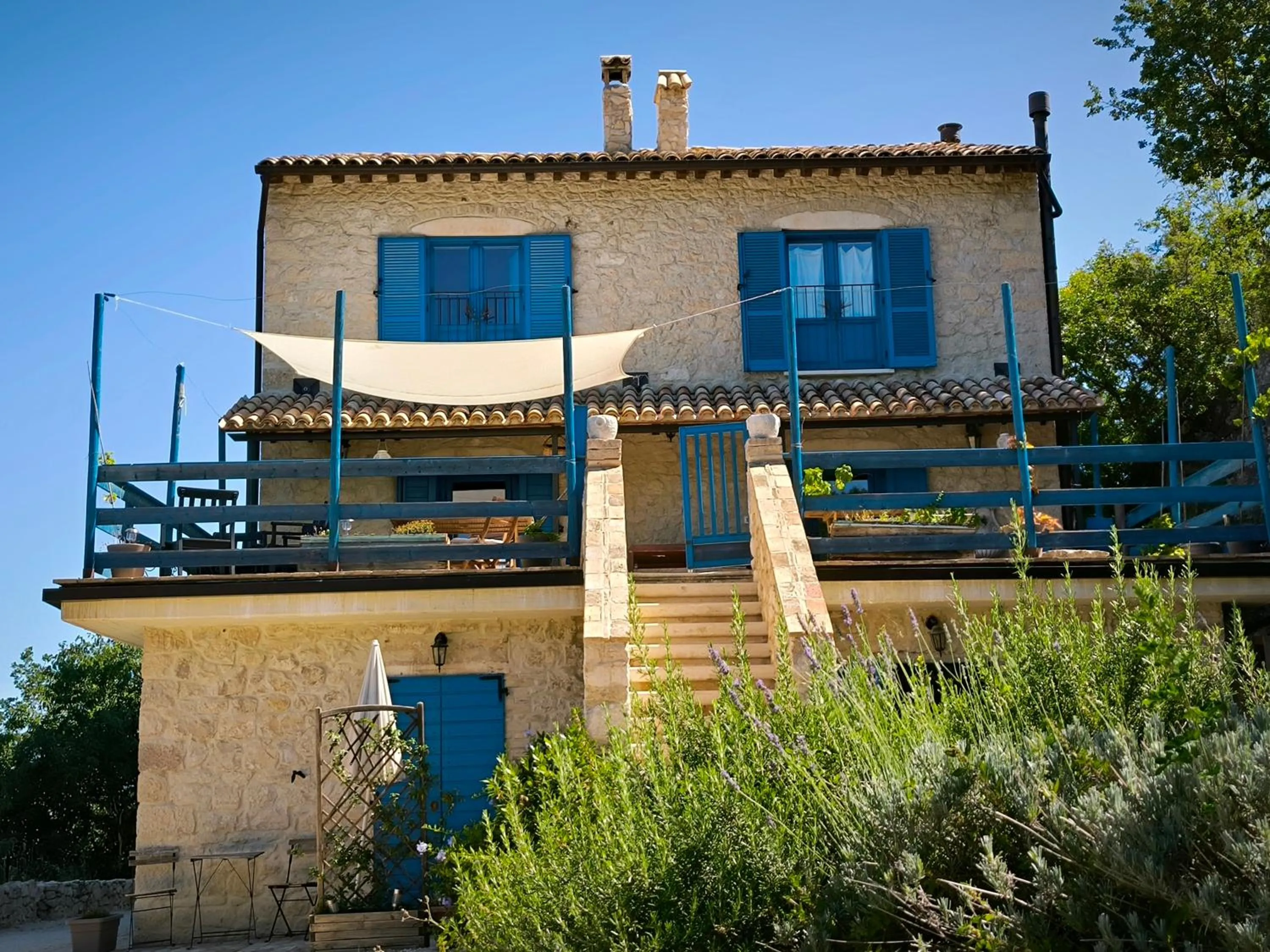 La casa dalle finestre blu