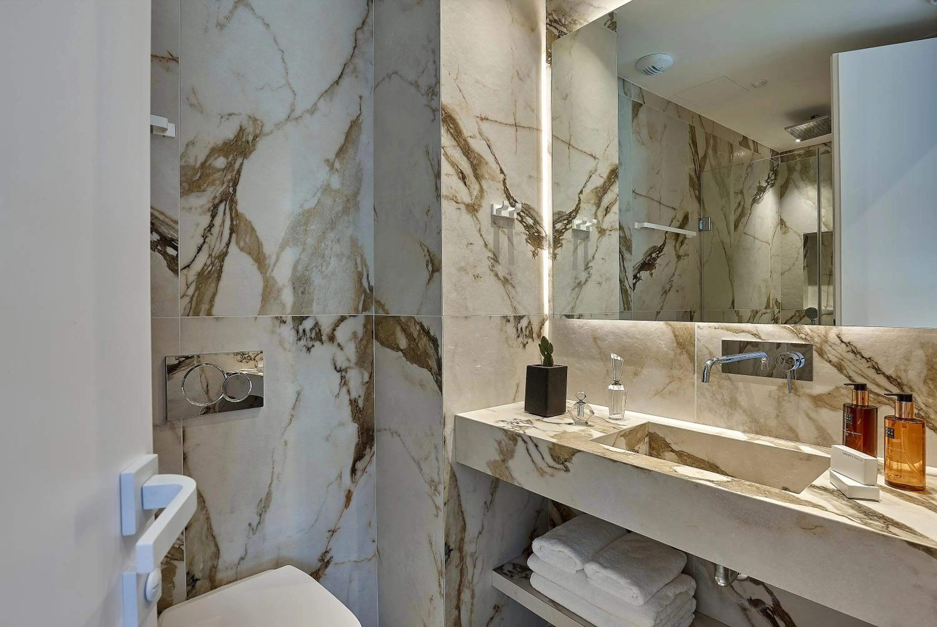 Bathroom in City Lion by Semavί