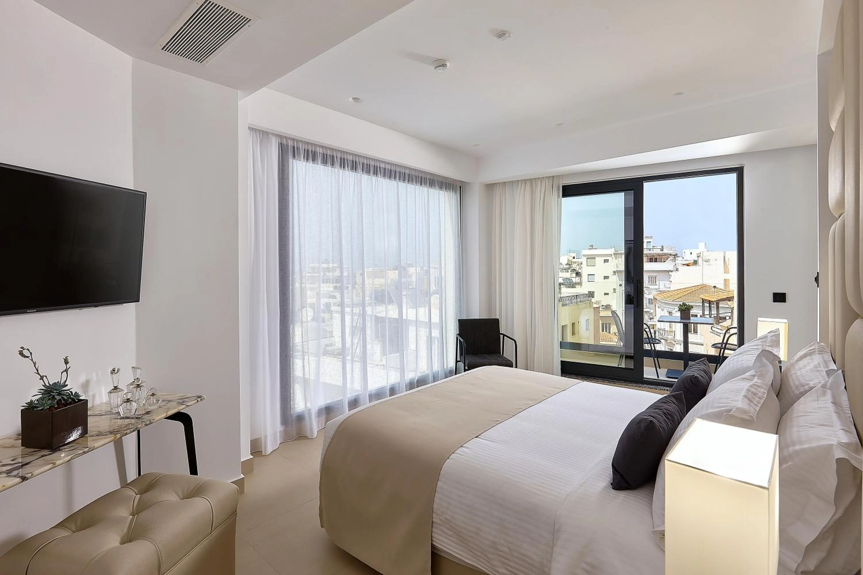 Bed in City Lion by Semavί