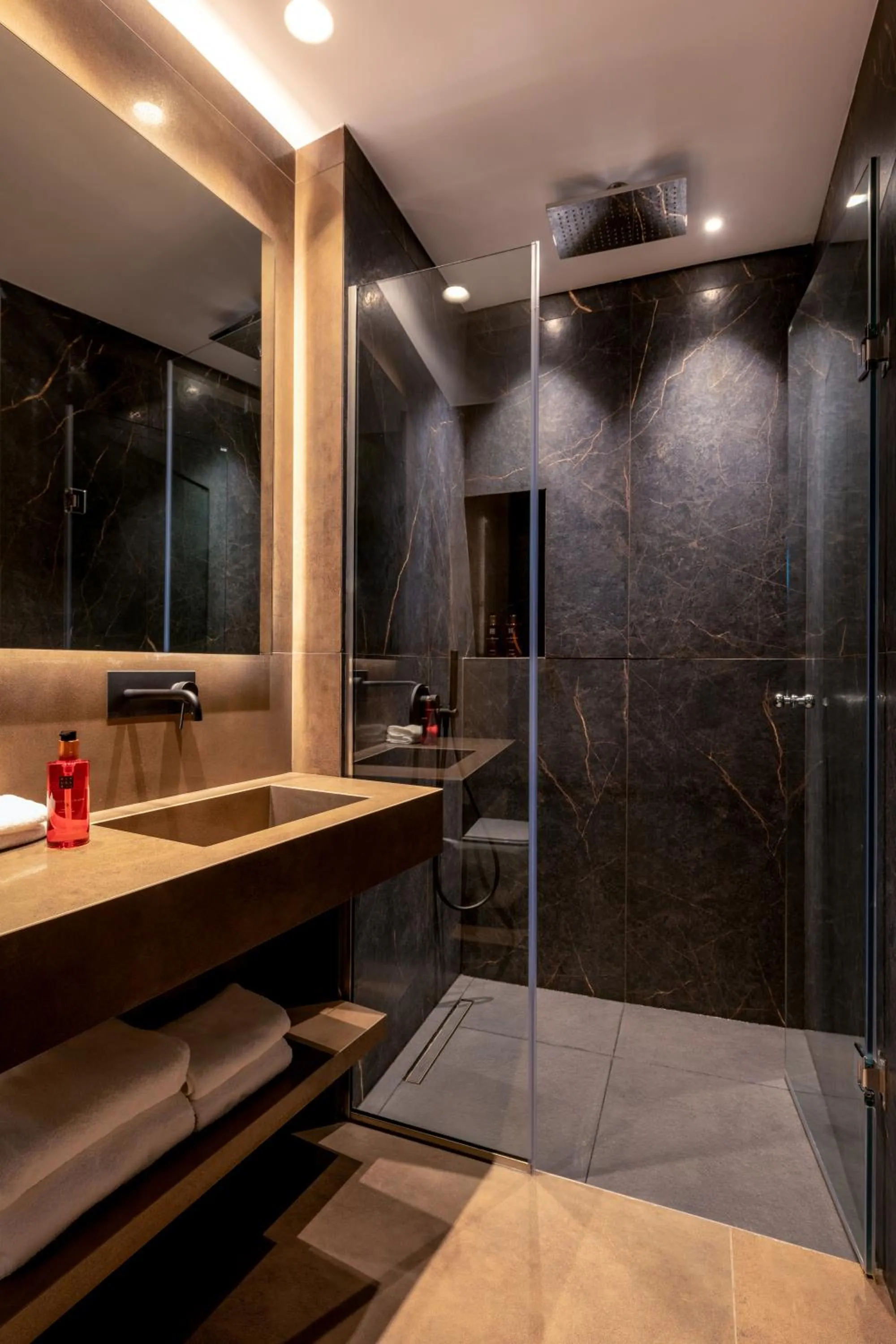 Toilet in City Lion by Semavί