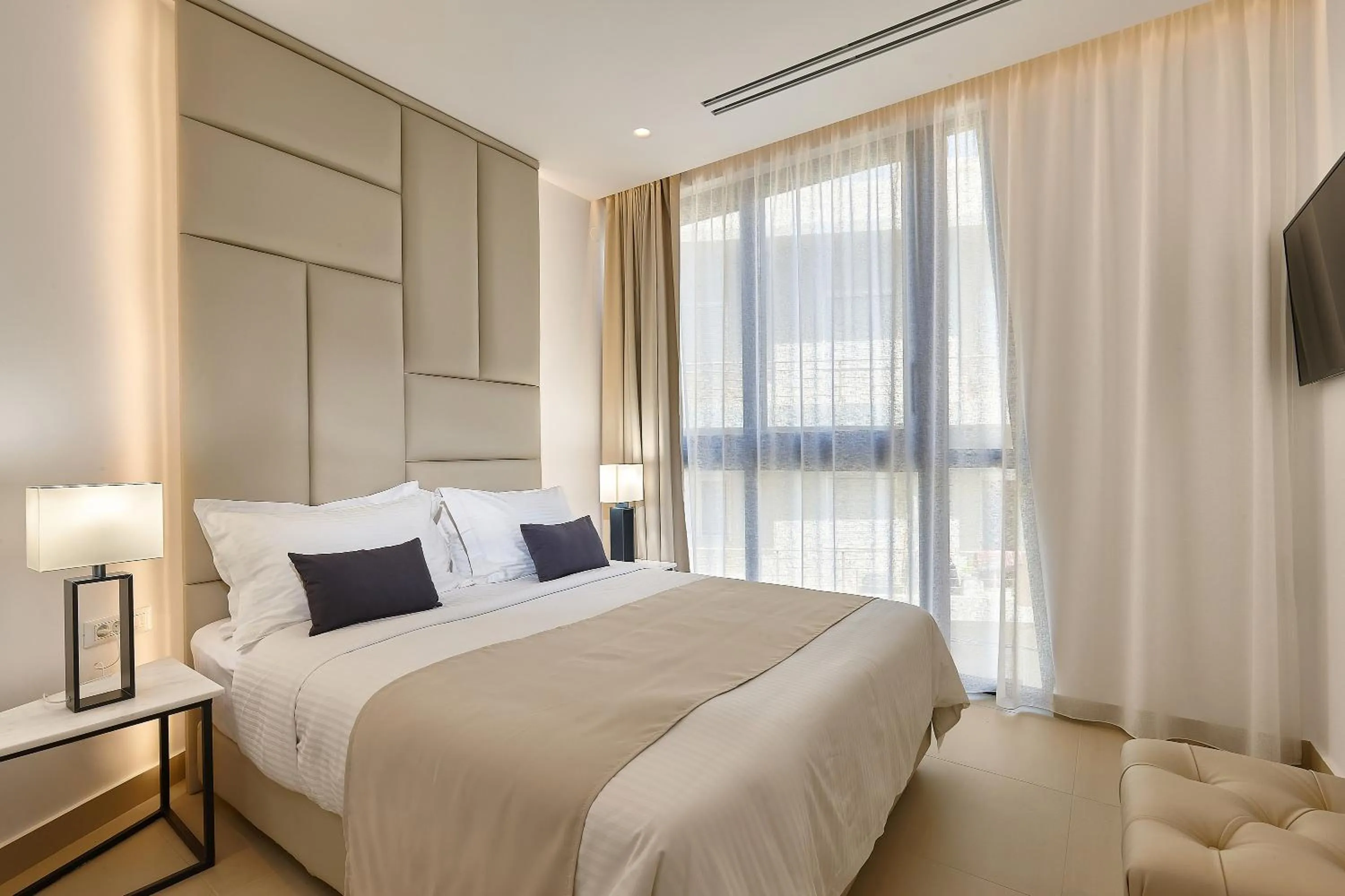 Bed in City Lion by Semavί