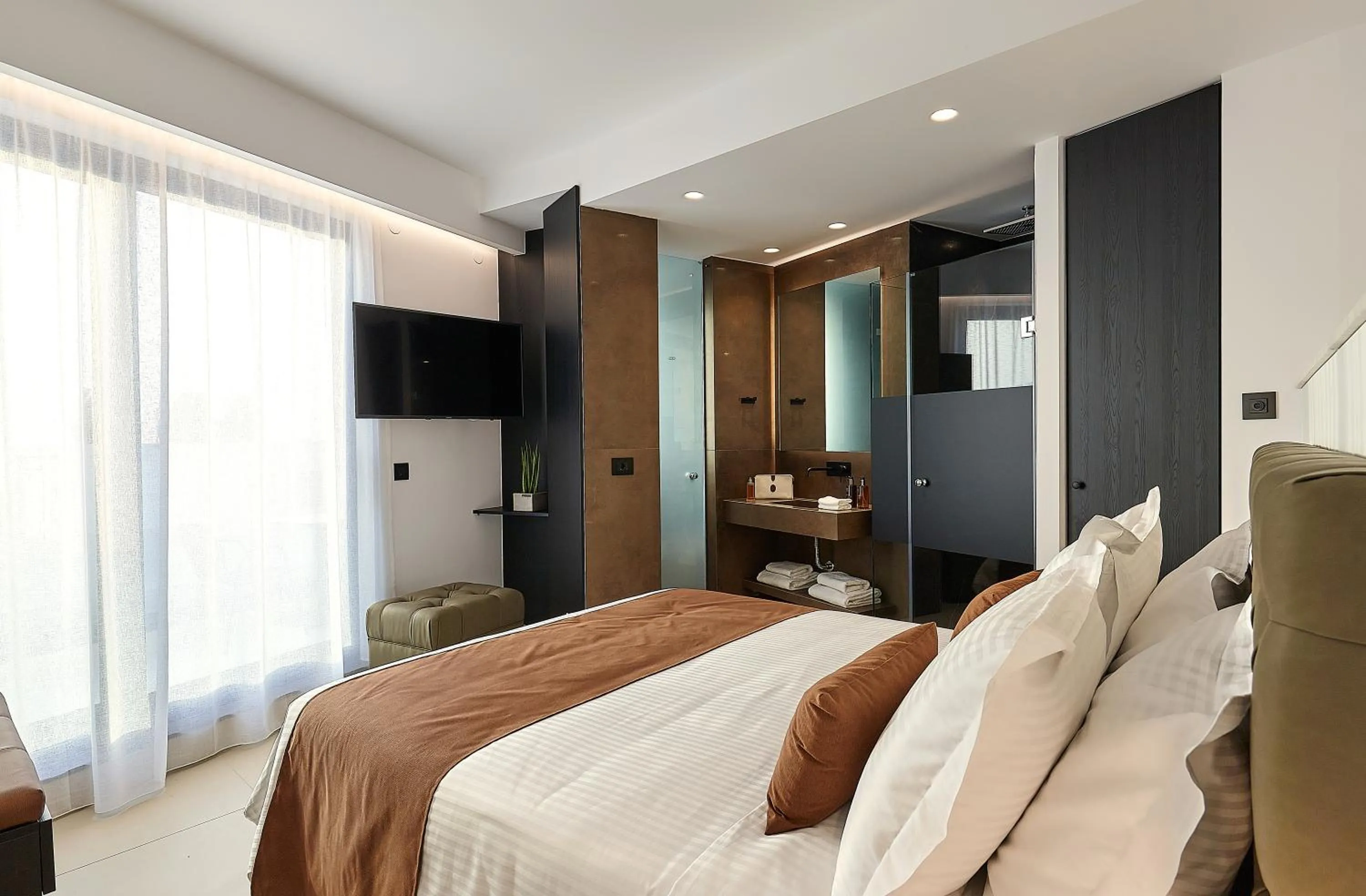 Bed in City Lion by Semavί