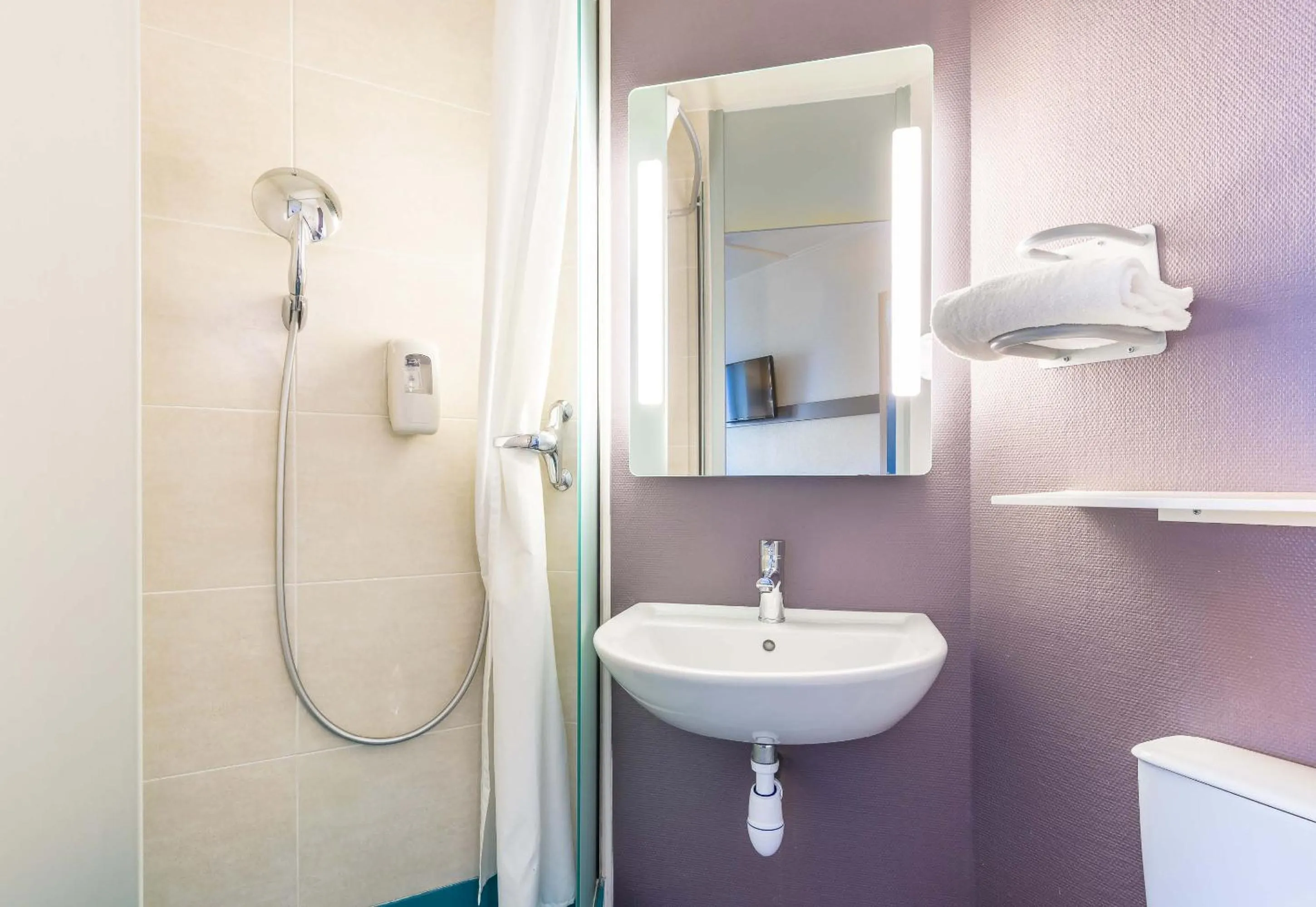 Bathroom in B&B HOTEL Tours Nord 2 La petite Arche