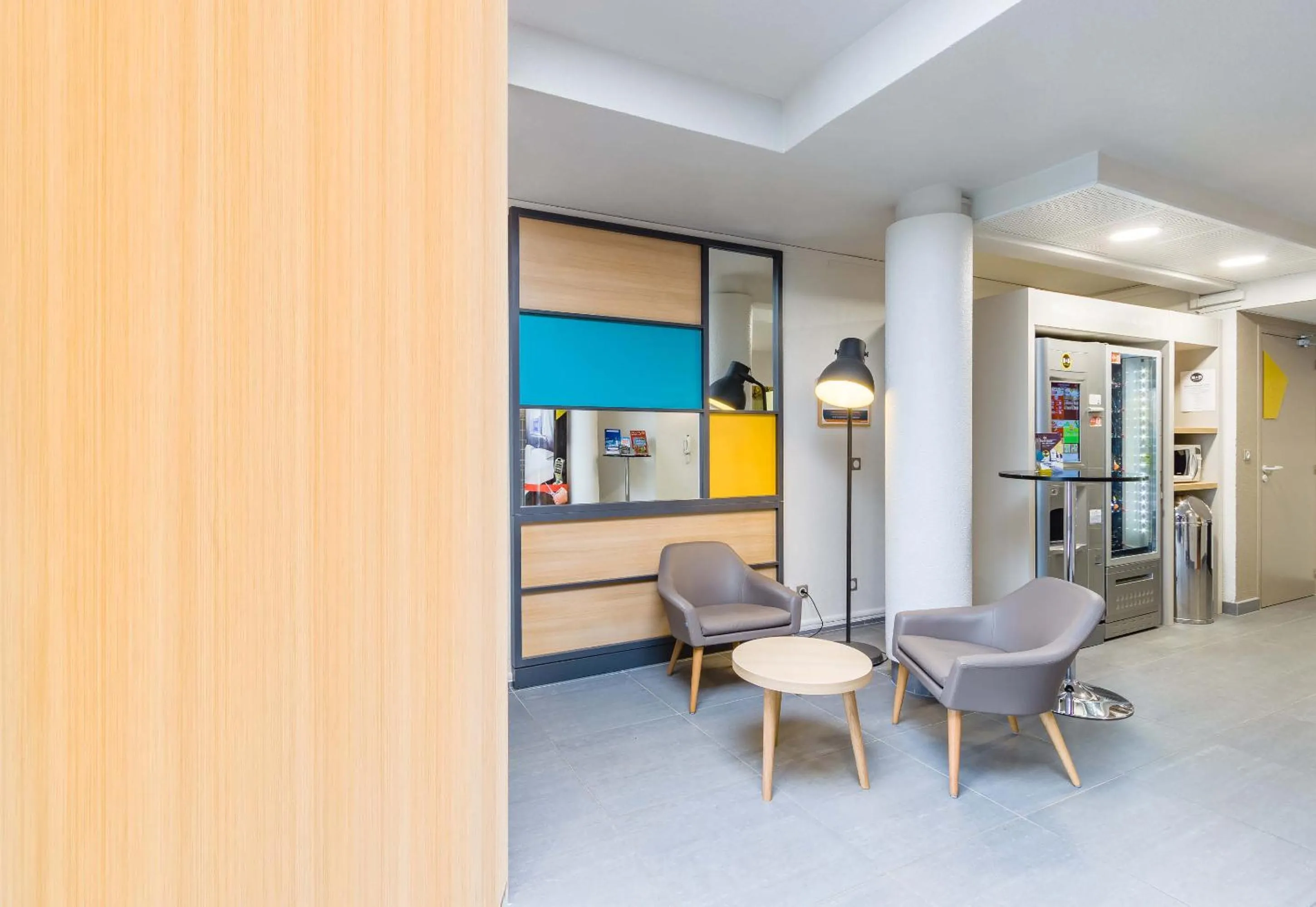 Lobby or reception in B&B HOTEL Tours Nord 2 La petite Arche