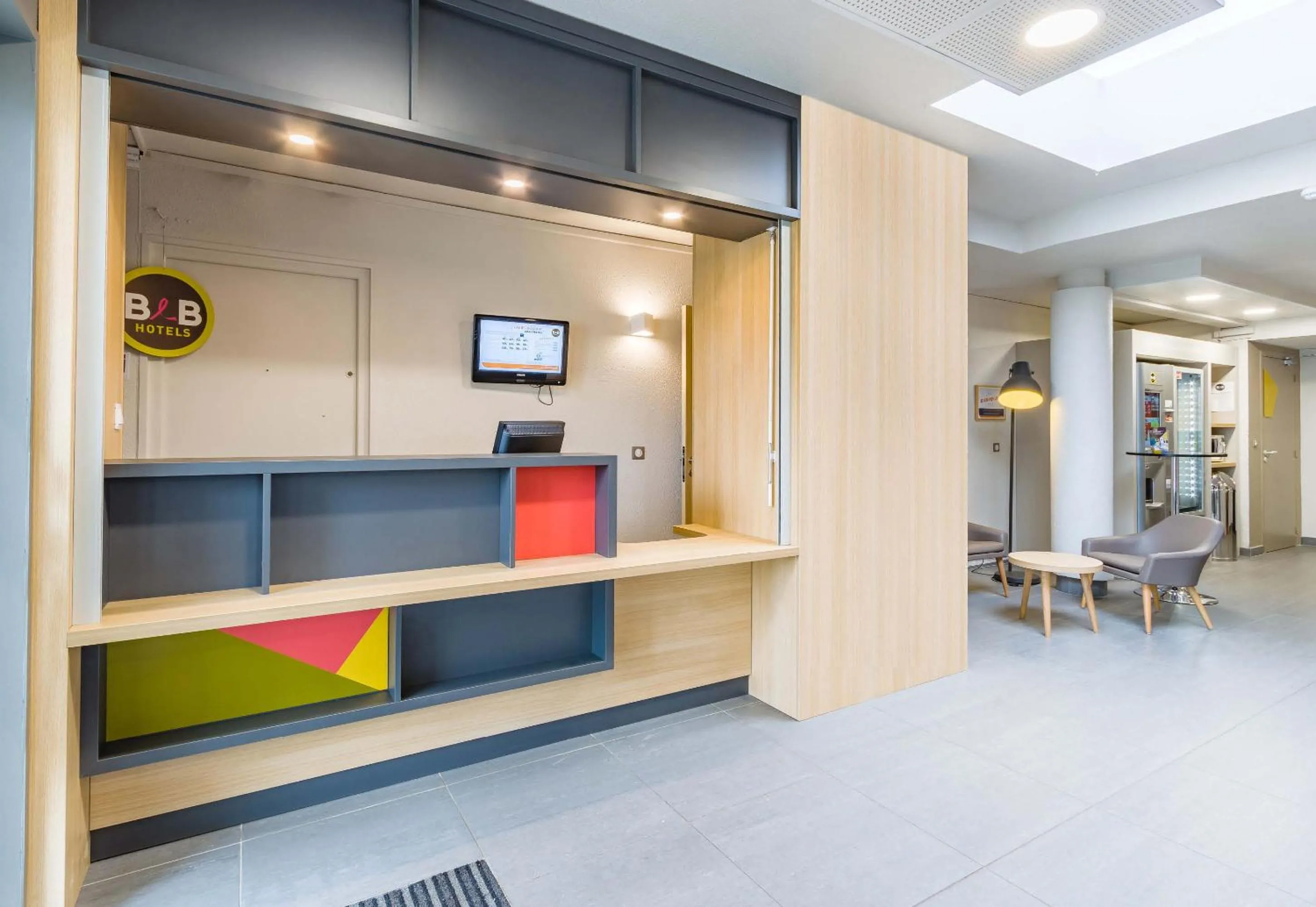 Lobby or reception in B&B HOTEL Tours Nord 2 La petite Arche