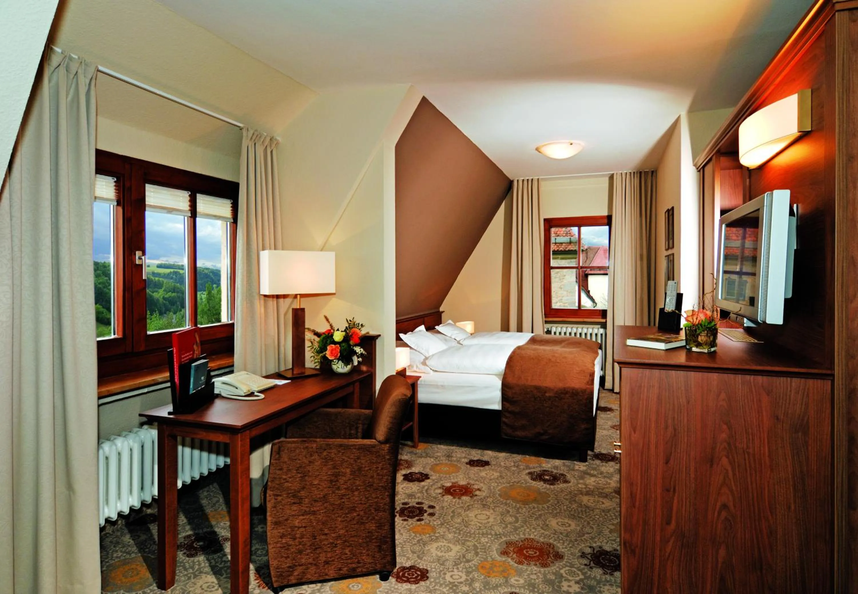 Bedroom, Bed in Burghotel