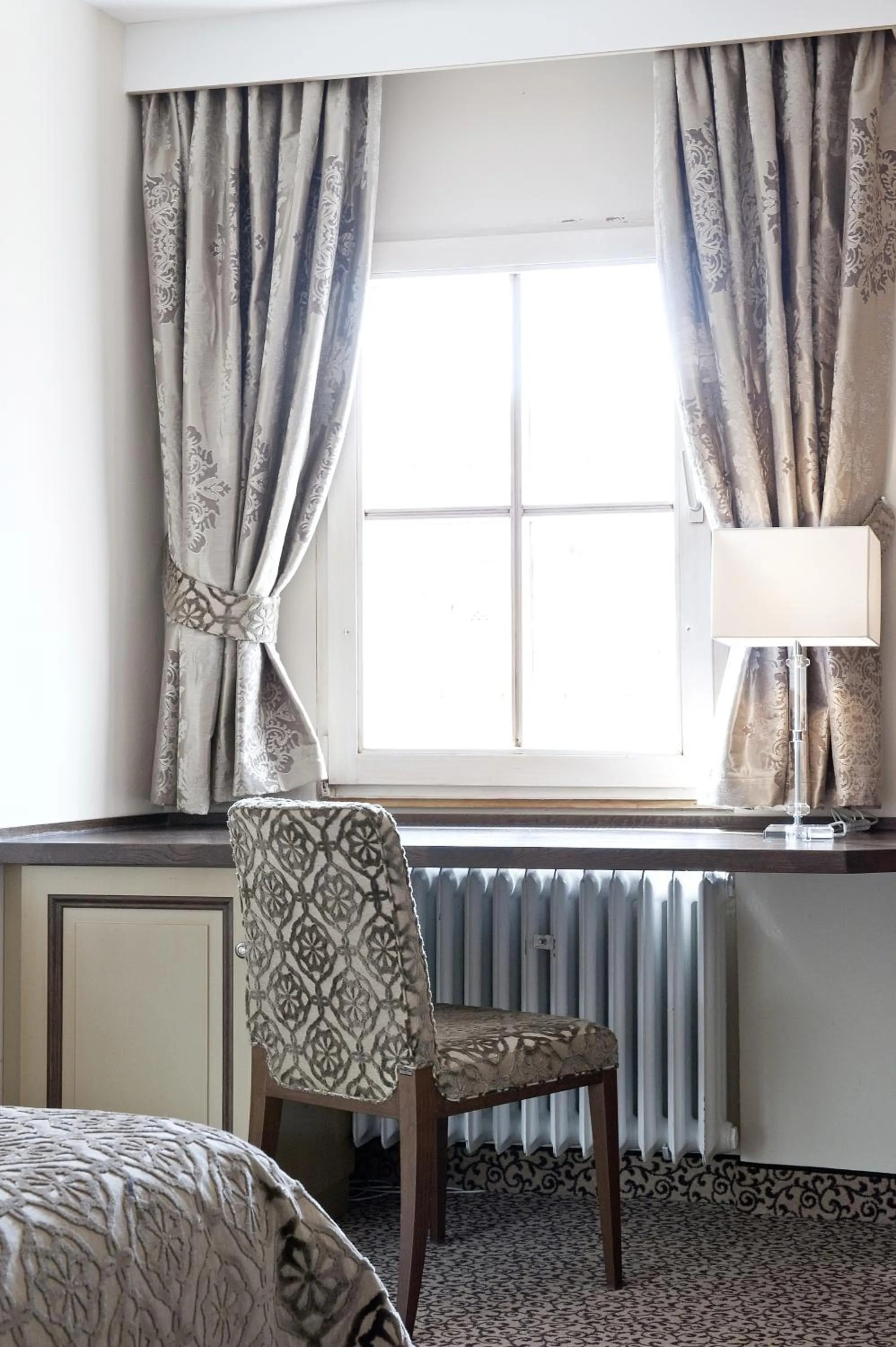 Seating area, Bed in Burghotel