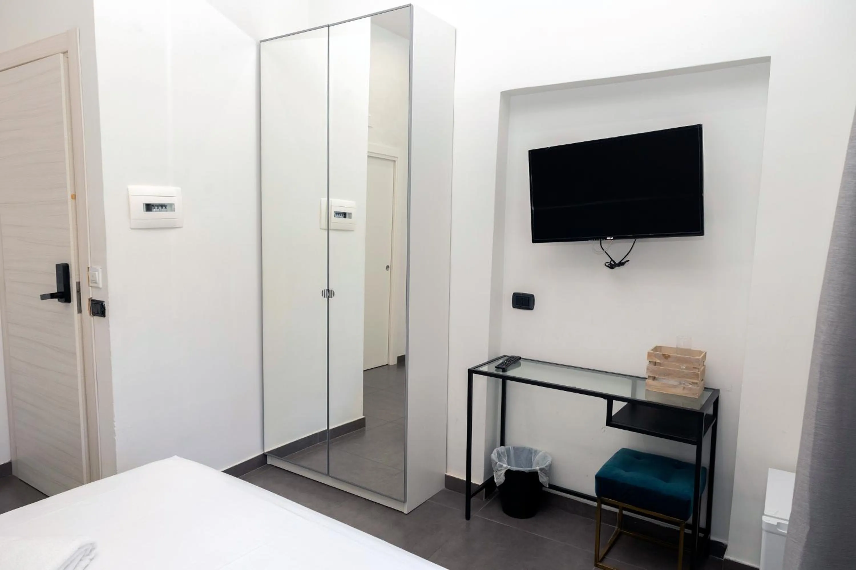 TV and multimedia, Bed in Doria Suites Napoli