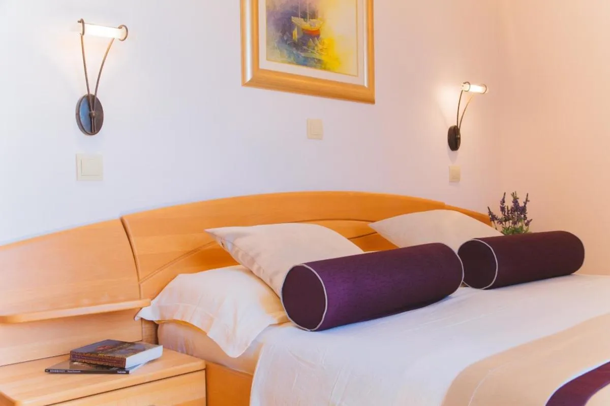 Bed in Heritage Hotel Park Hvar