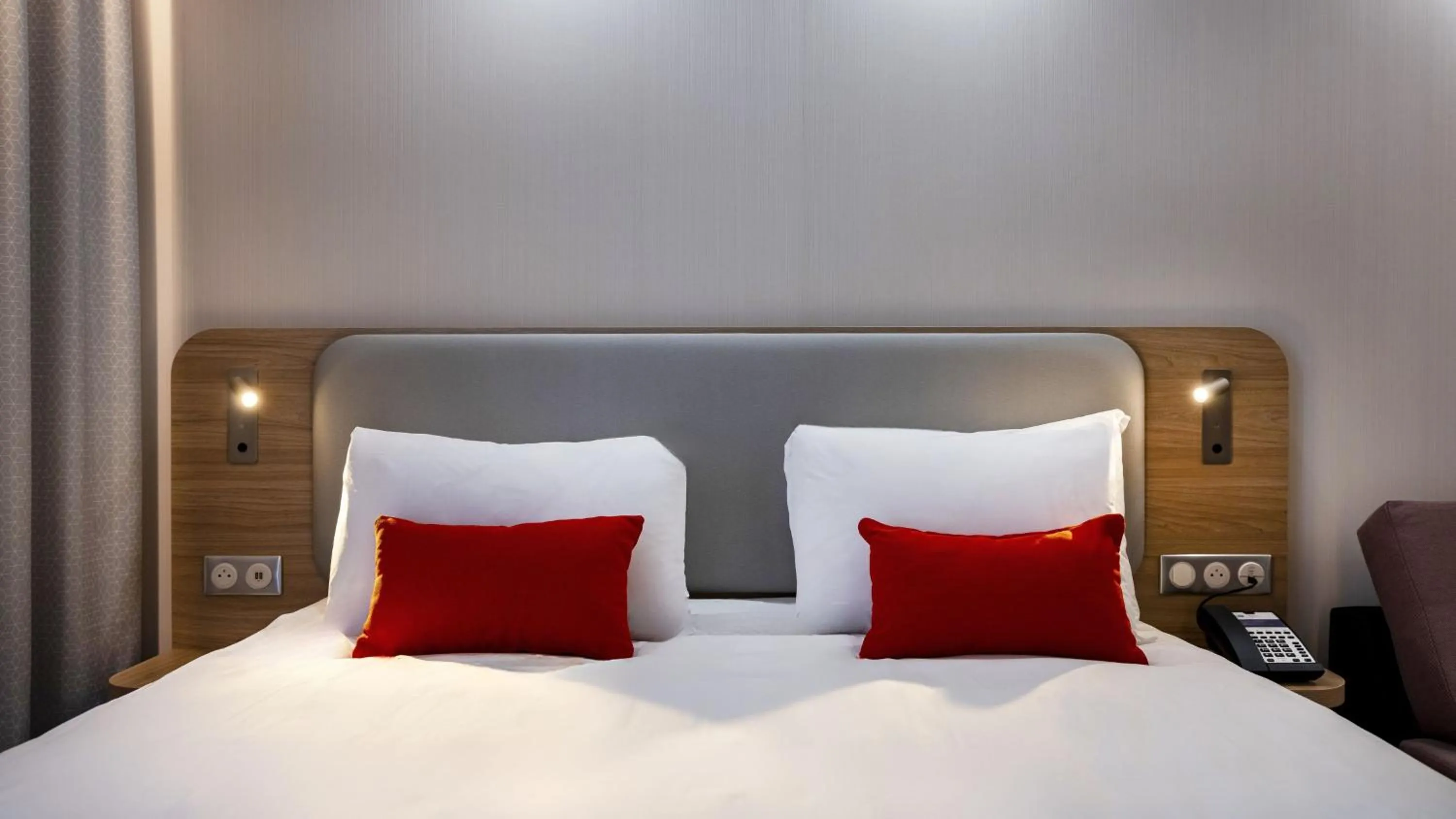 Photo of the whole room, Bed in Holiday Inn Express - Nice - Grand Arenas by IHG