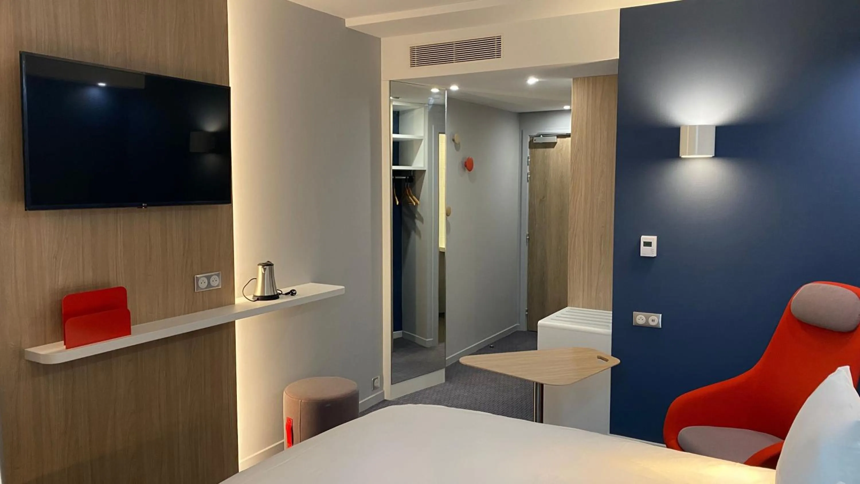 Photo of the whole room, Bed in Holiday Inn Express - Nice - Grand Arenas by IHG