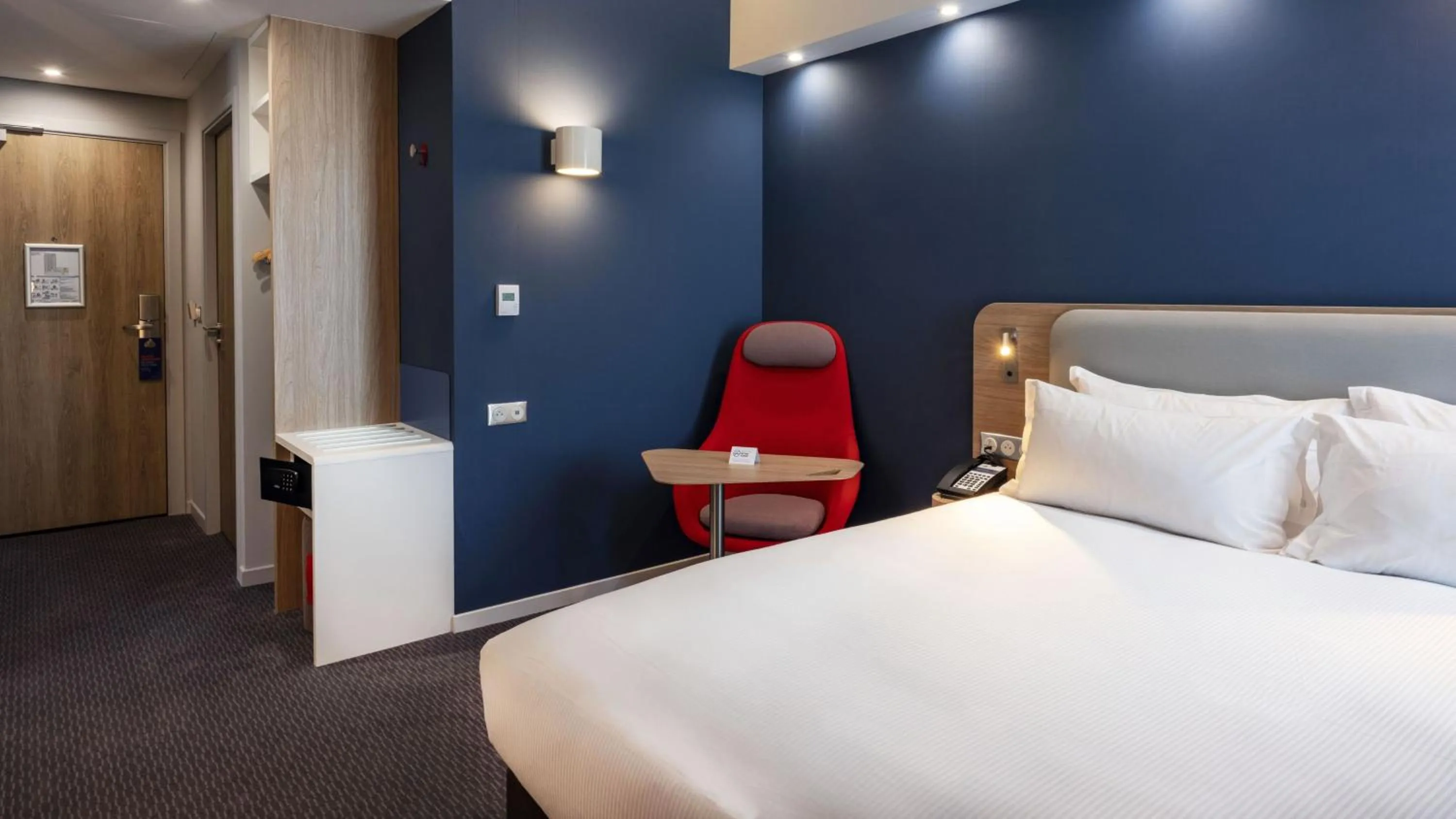 Photo of the whole room, Bed in Holiday Inn Express - Nice - Grand Arenas by IHG