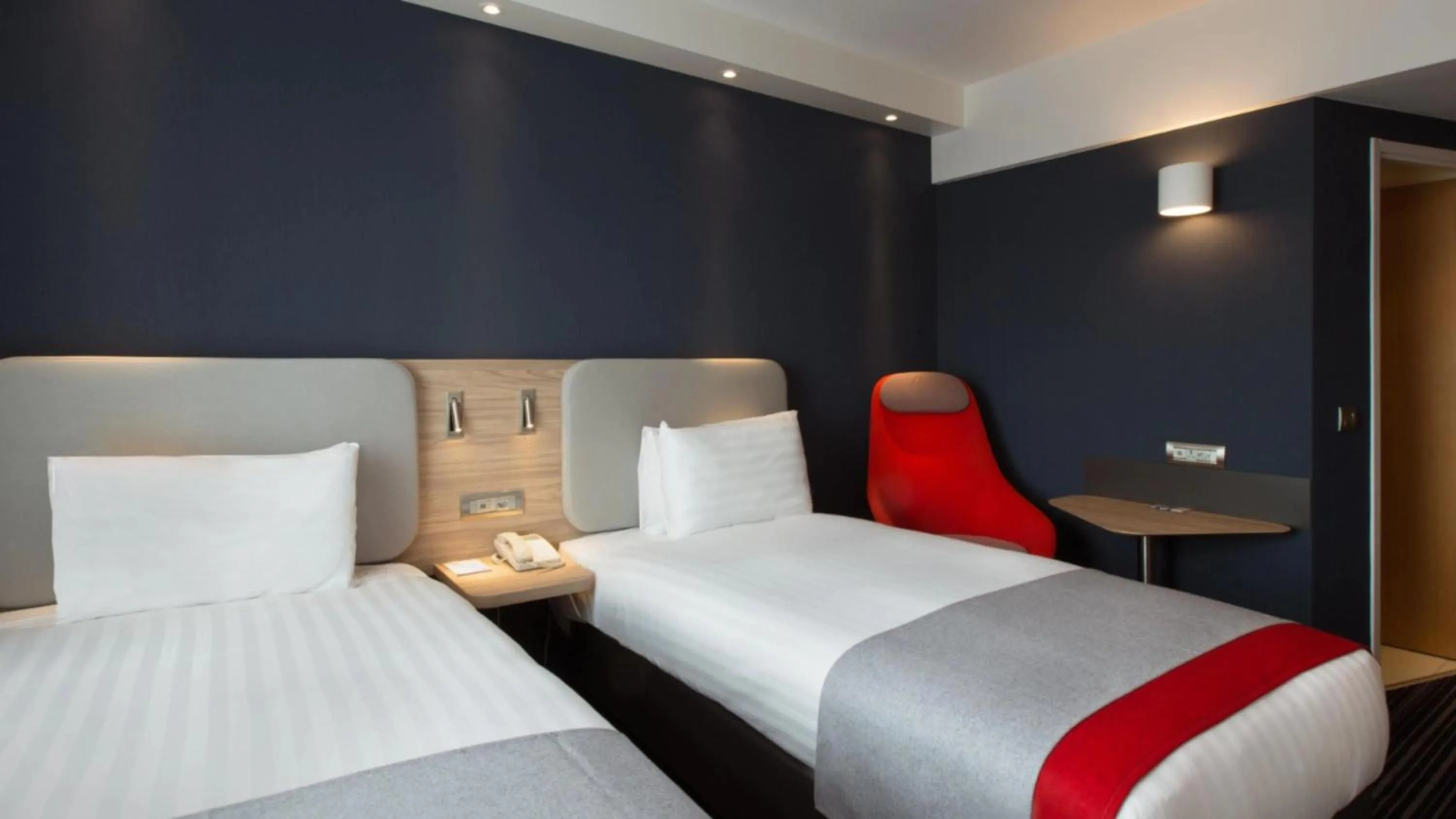 Photo of the whole room, Bed in Holiday Inn Express - Nice - Grand Arenas by IHG