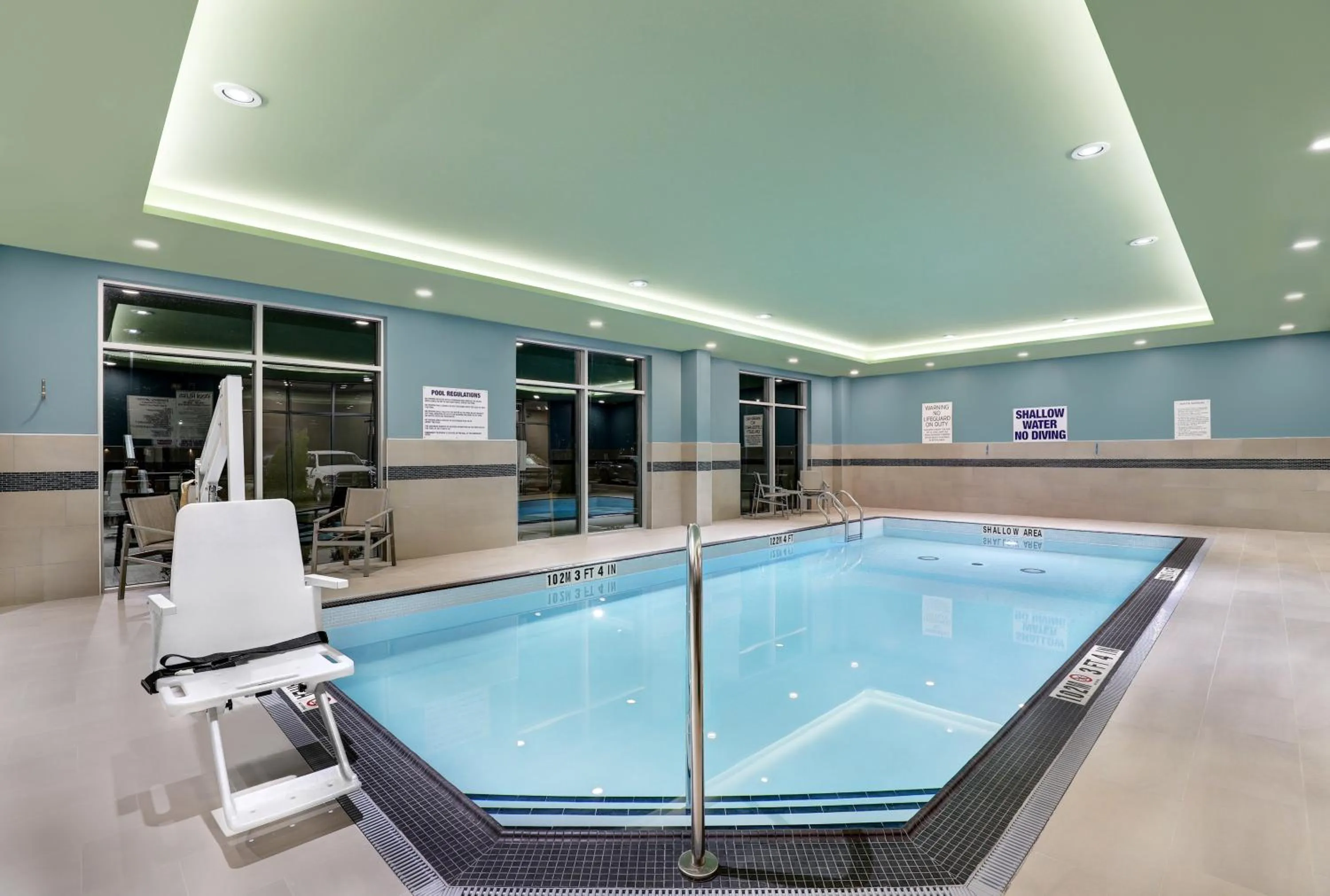 Swimming pool in Holiday Inn Express & Suites - Port Elgin