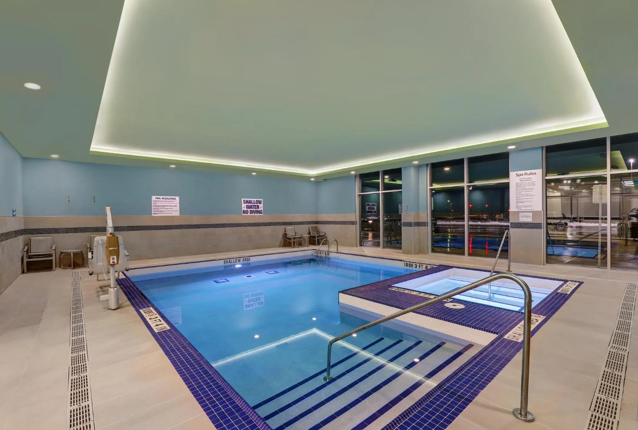 Swimming pool in Holiday Inn Express & Suites - Collingwood