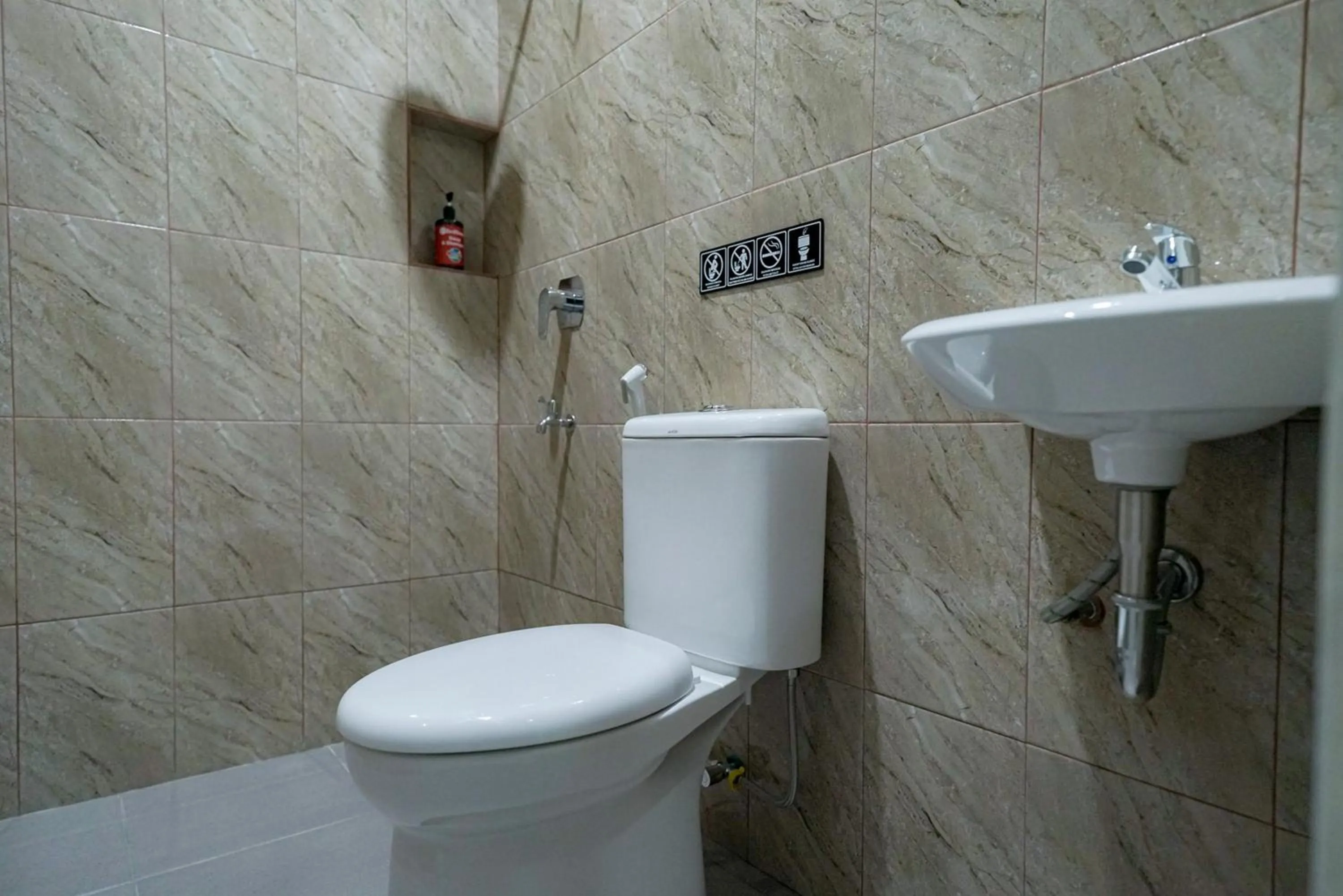 Bathroom in RedDoorz near Exit Toll Sirkuit Sentul