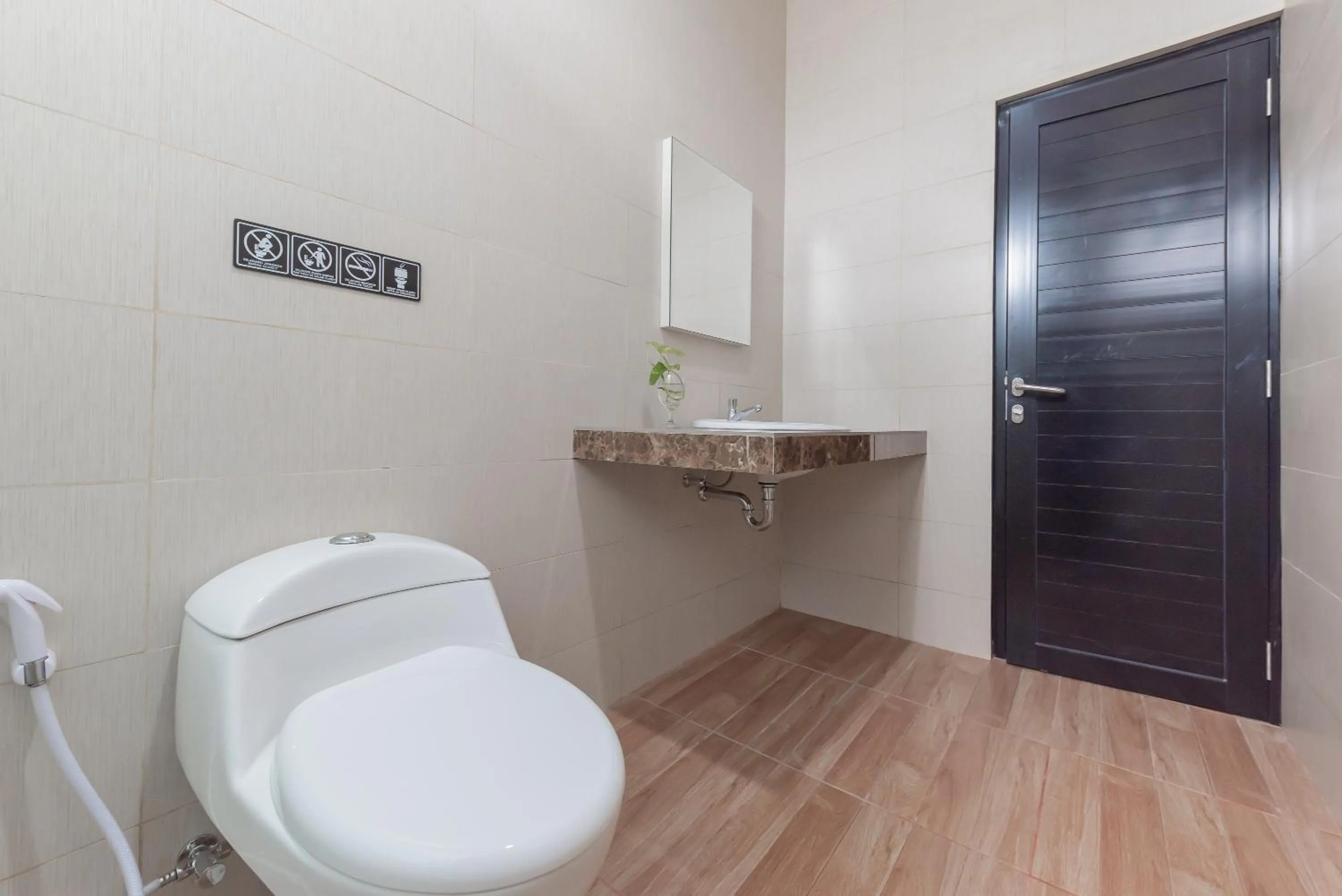 Bathroom in RedDoorz near Exit Toll Sirkuit Sentul