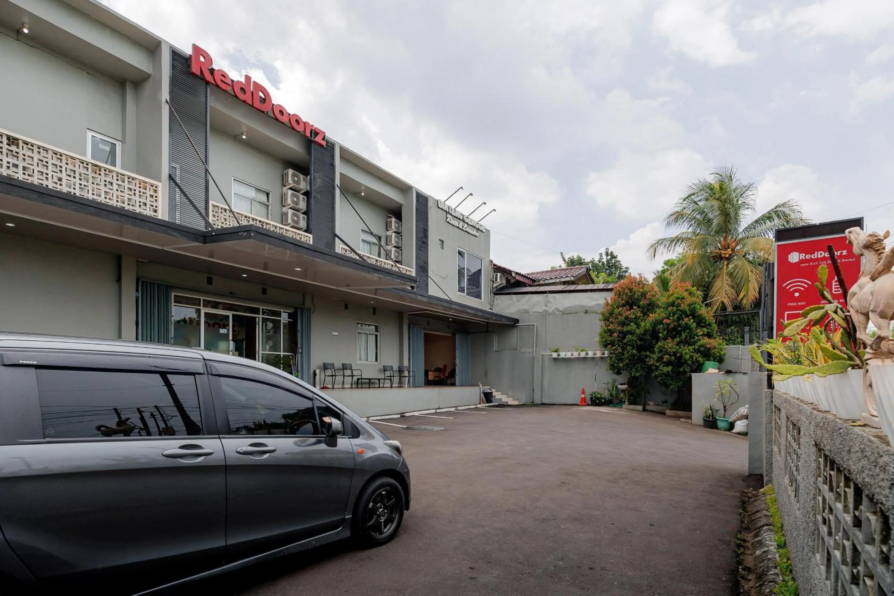 Facade/entrance in RedDoorz near Exit Toll Sirkuit Sentul