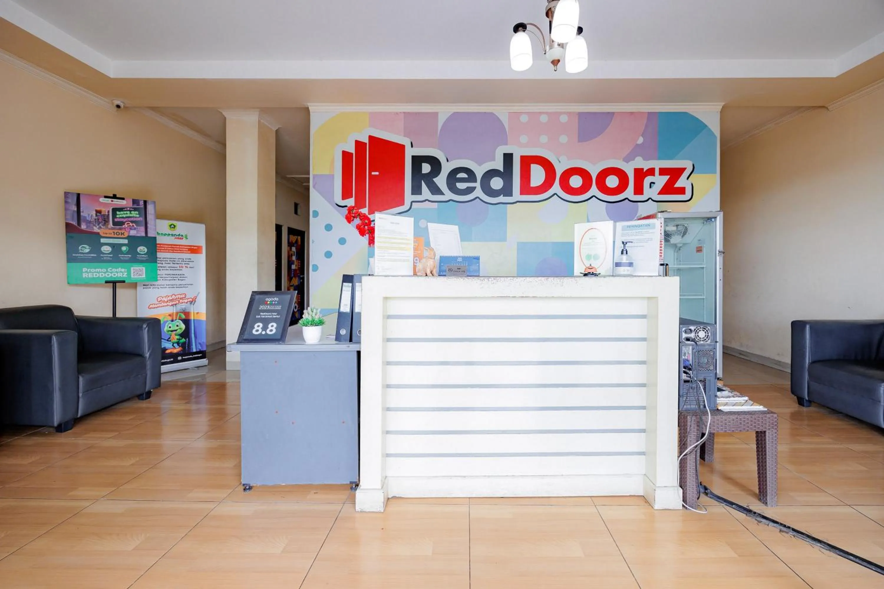 Lobby or reception in RedDoorz near Exit Toll Sirkuit Sentul