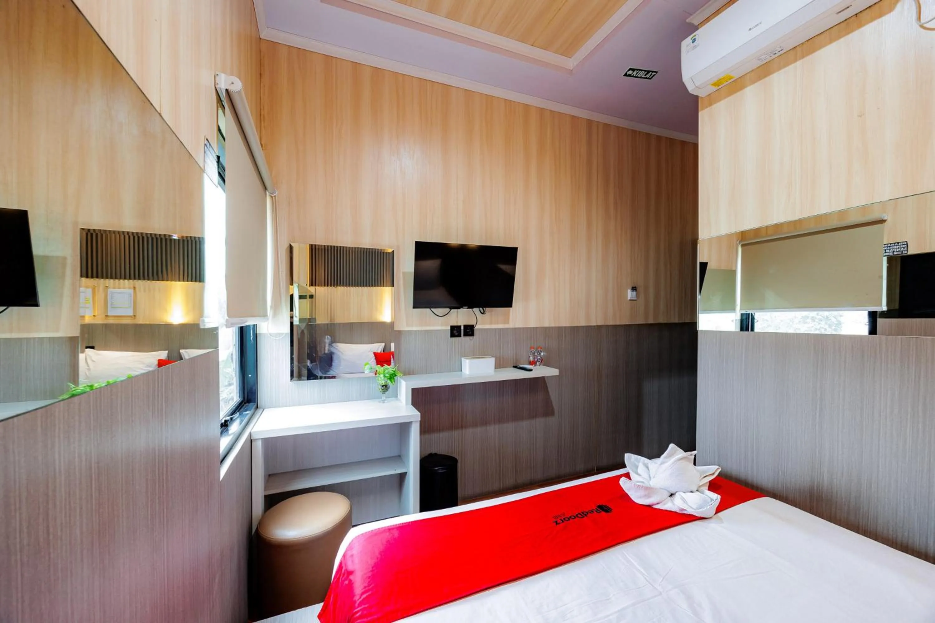 Bedroom, Bed in RedDoorz near Exit Toll Sirkuit Sentul