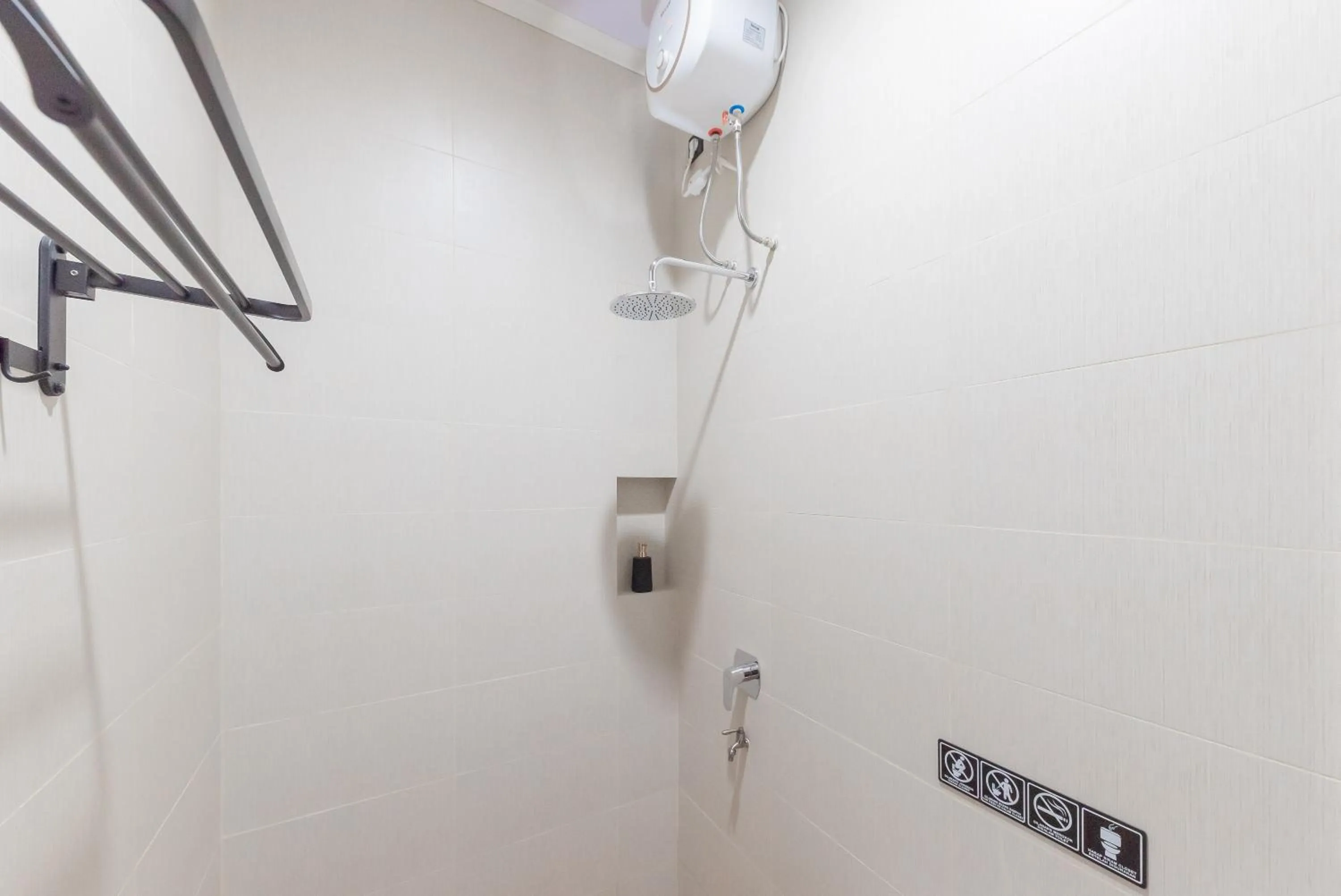 Bathroom in RedDoorz near Exit Toll Sirkuit Sentul