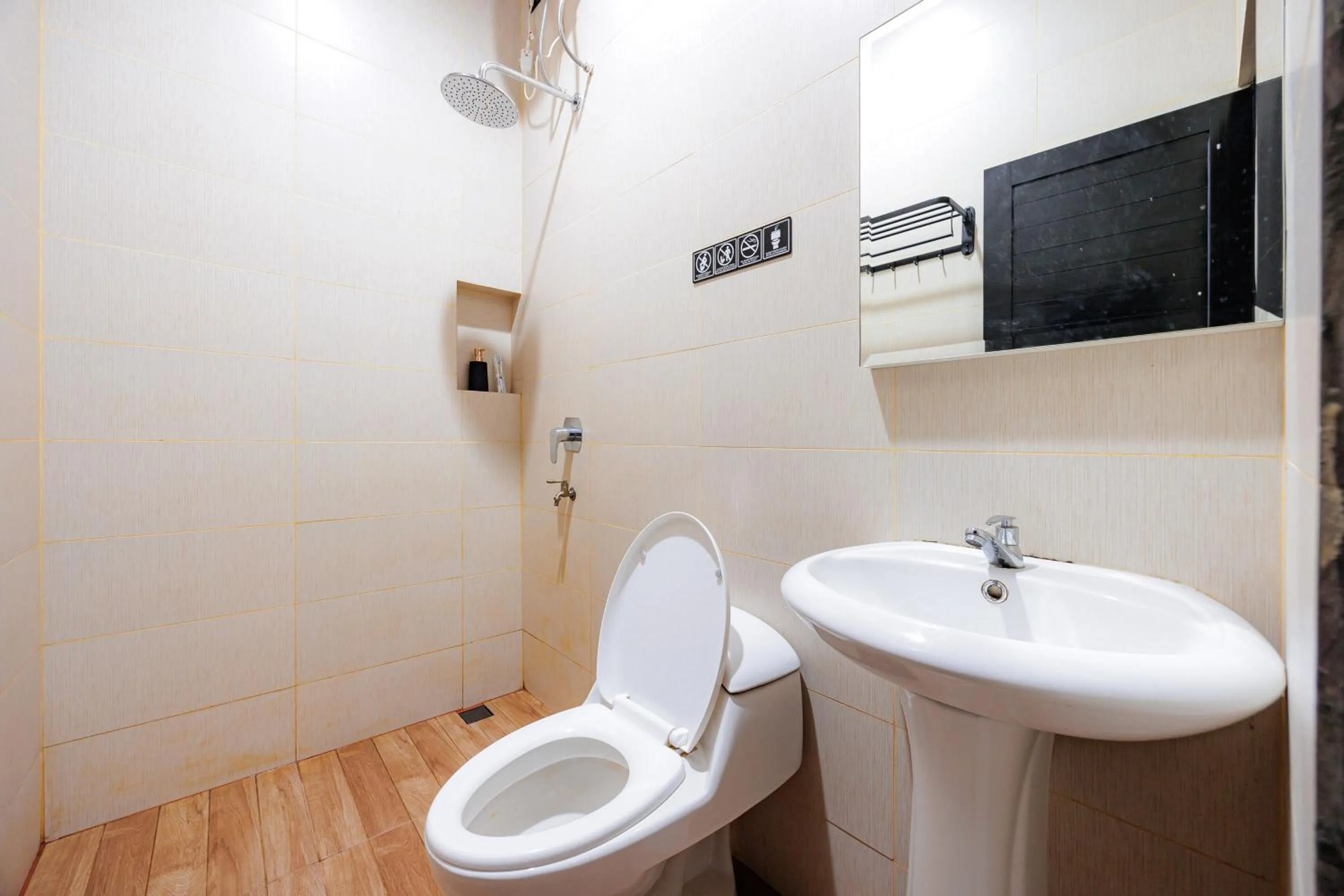 Bathroom in RedDoorz near Exit Toll Sirkuit Sentul