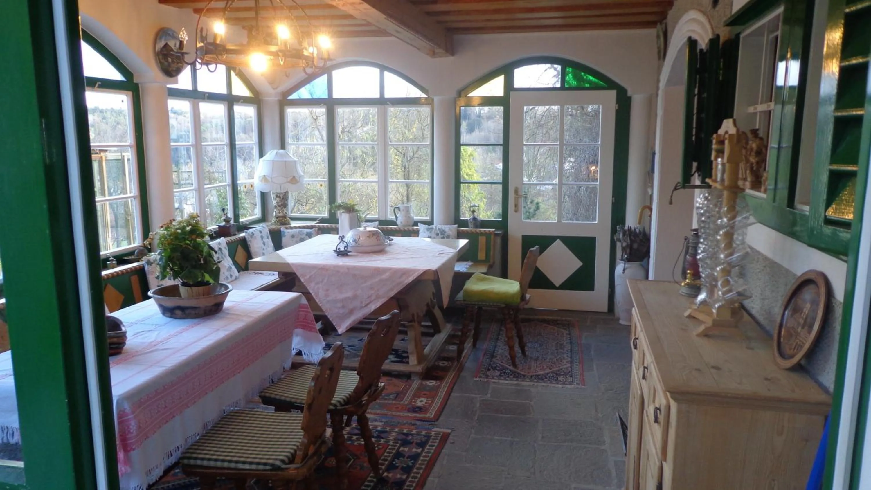 Restaurant/places to eat in Hirschenhof