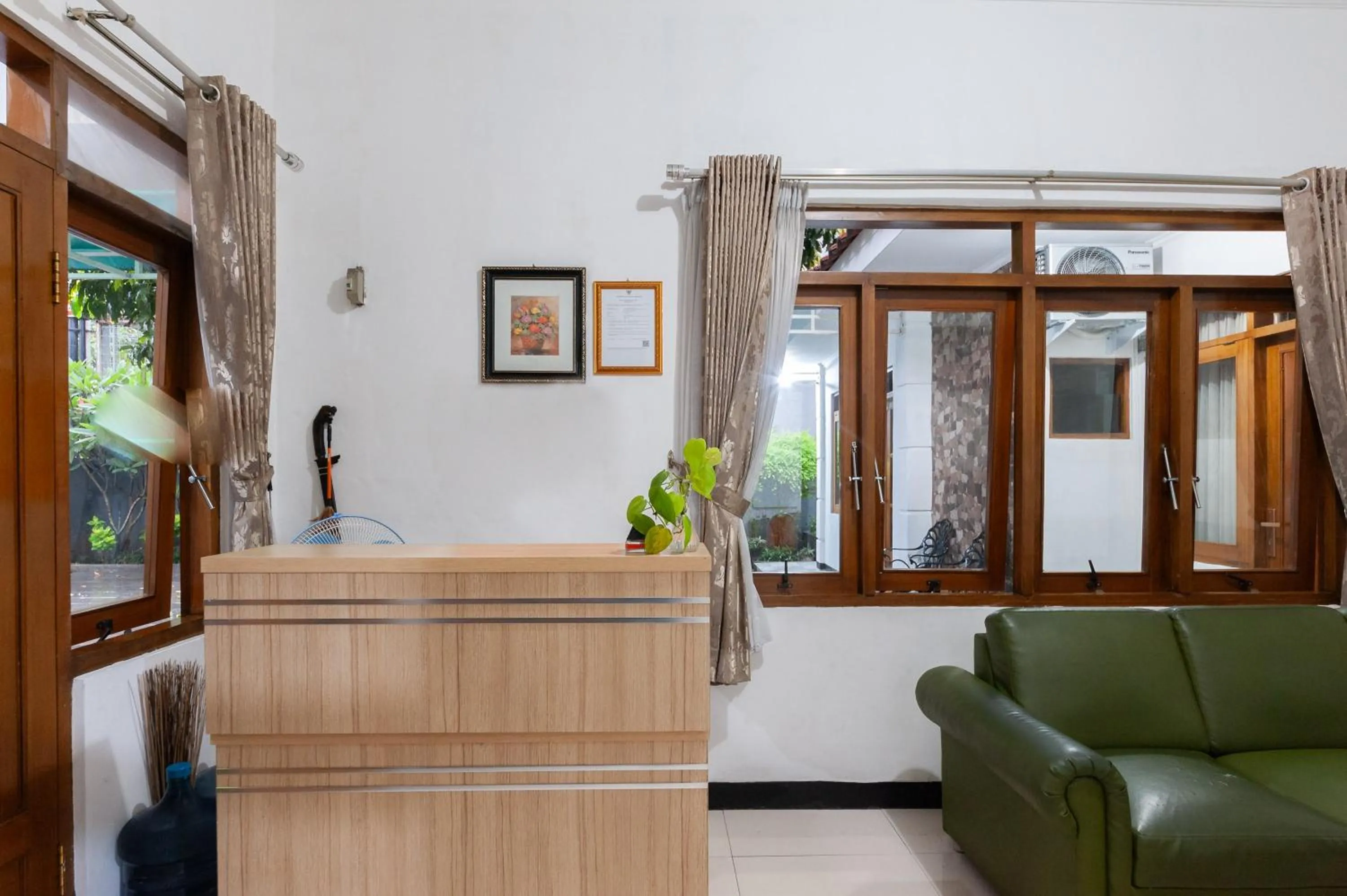 Living room in RedDoorz at Batutulis Bogor by House of M