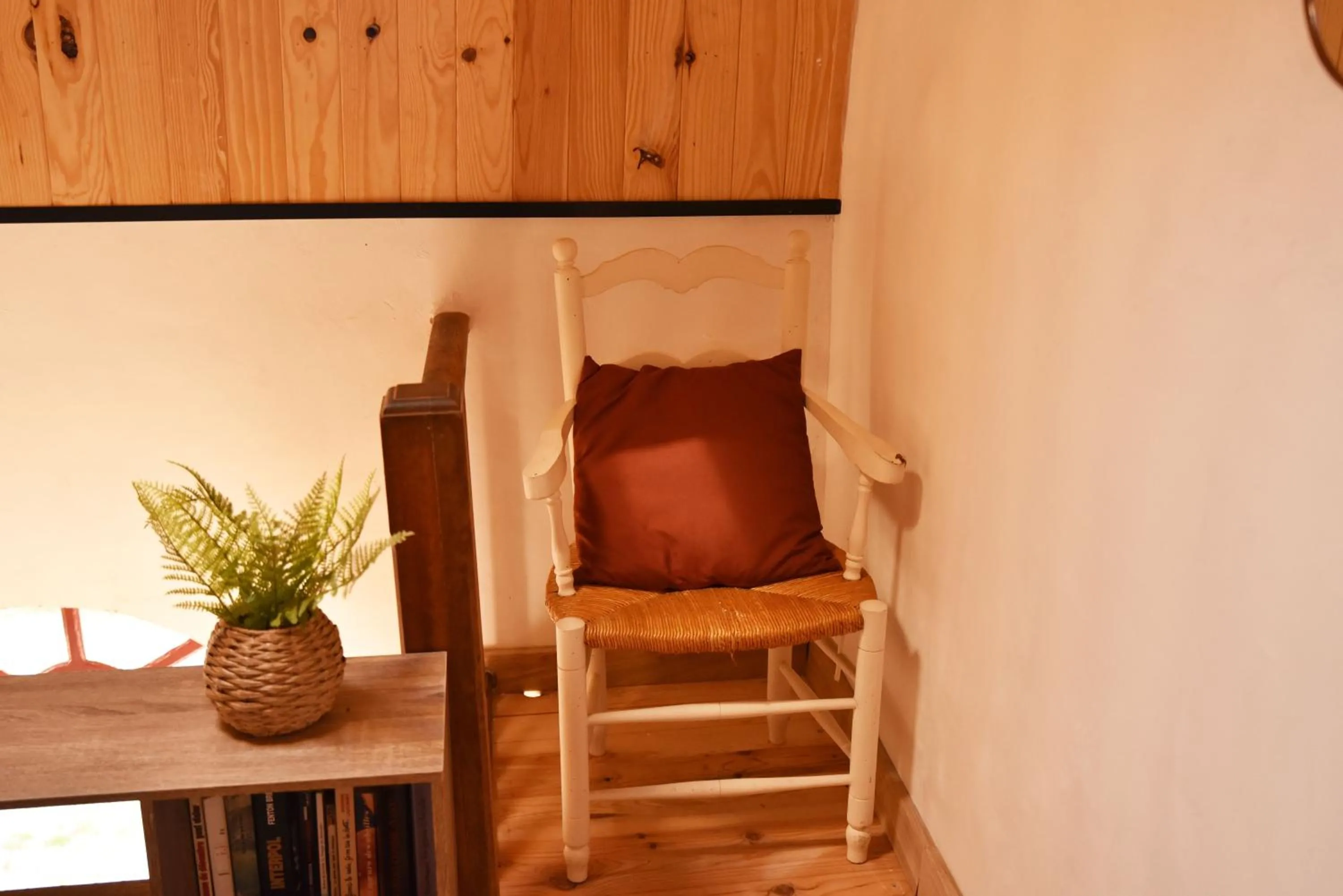 Library in Embarben Maison d'hôtes