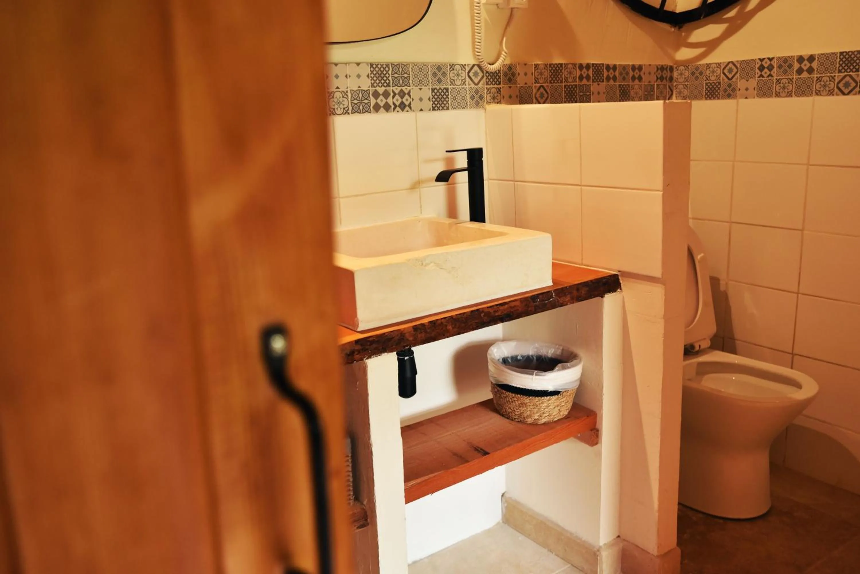 Toilet in Embarben Maison d'hôtes