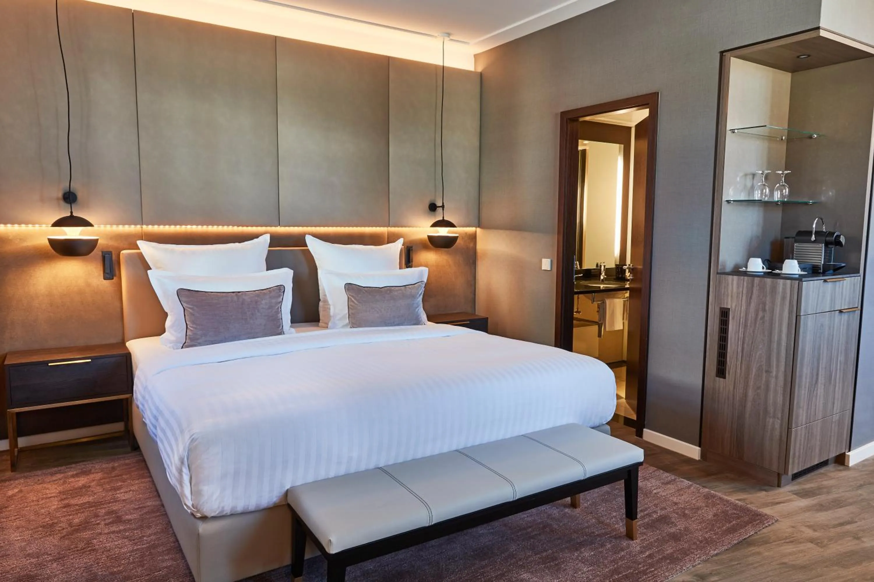 Day, Bed in Steigenberger Hotel de Saxe