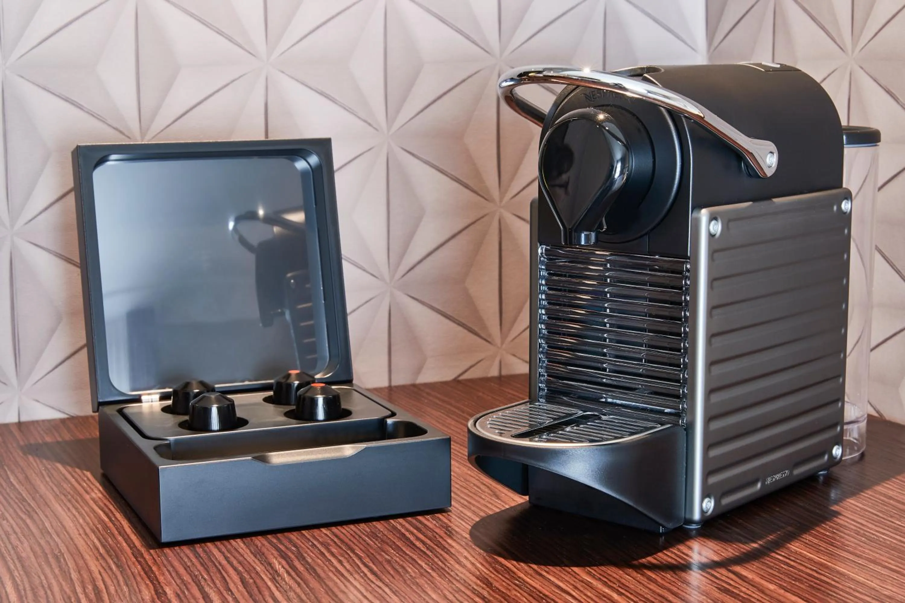 Coffee/tea facilities in Steigenberger Hotel de Saxe