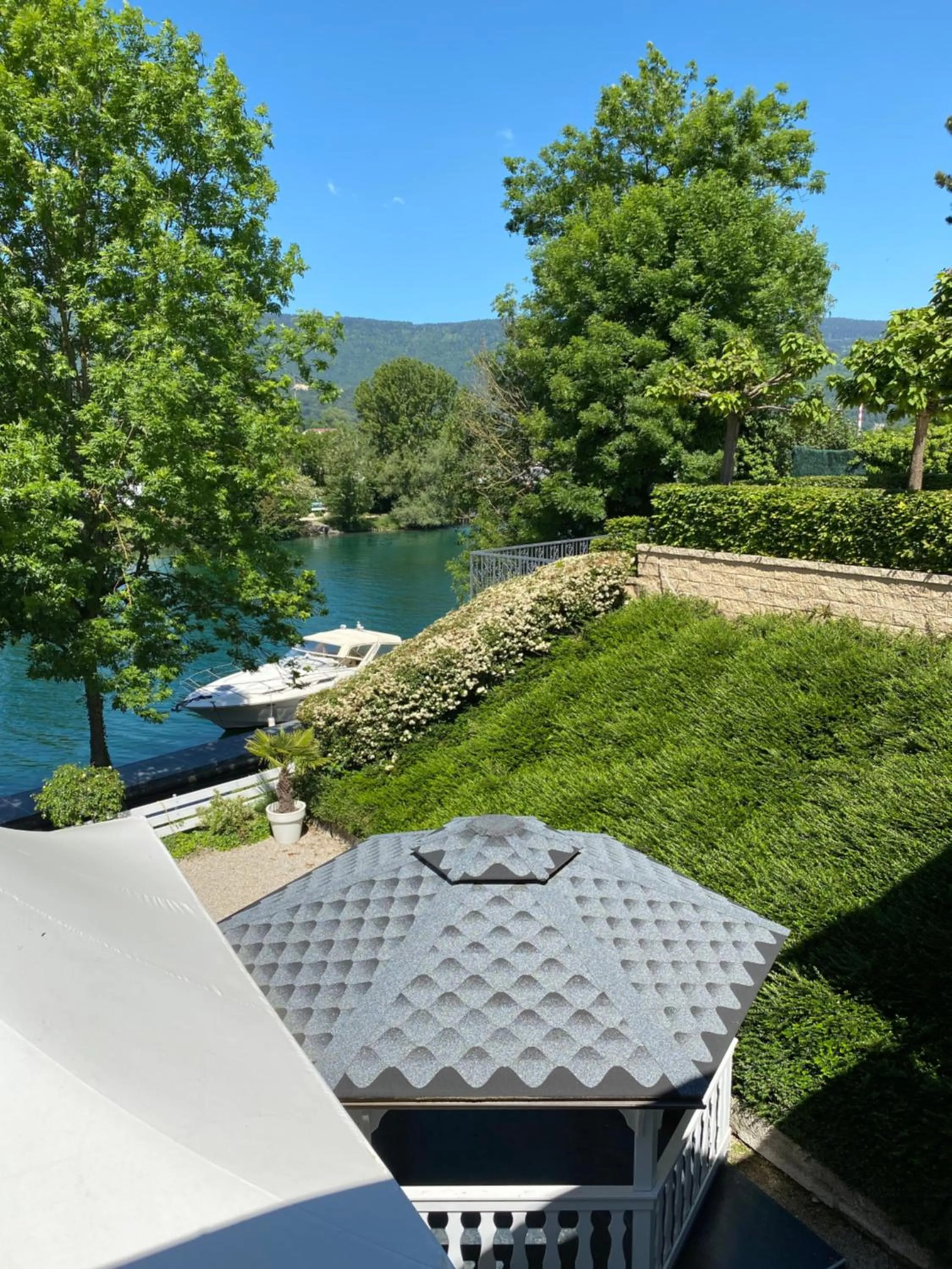 River view in Apart-Hôtel Pont-de-Thielle