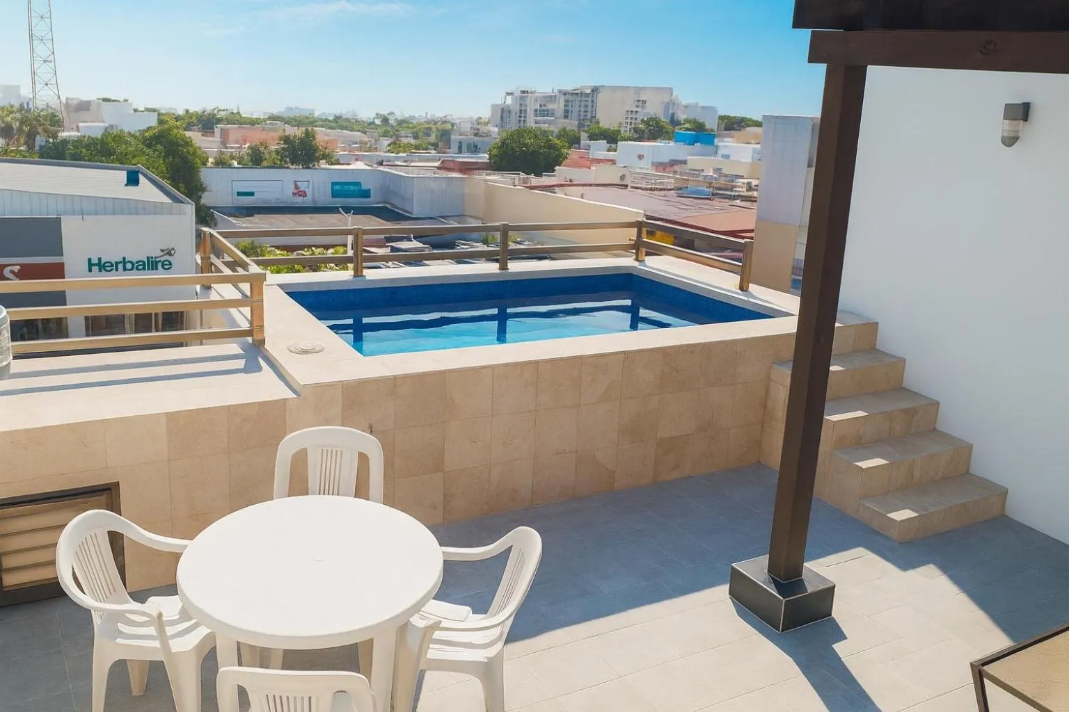 Palmarena Rooms & Residences - Long Stay Comfort with Parking, Sauna, Gym & Pool - Steps from 5th Avenue