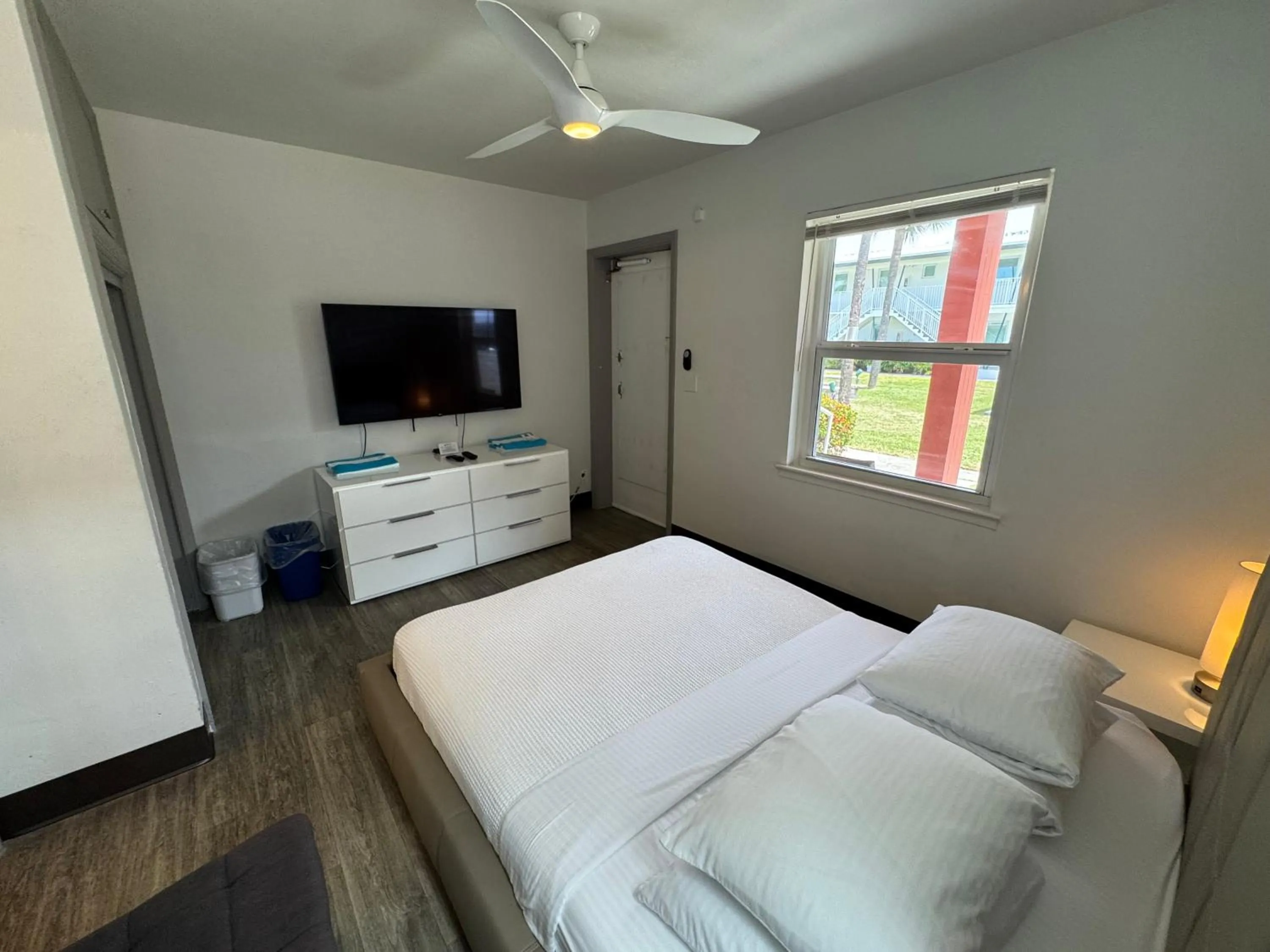 Bed in Rolo Beach Hotel